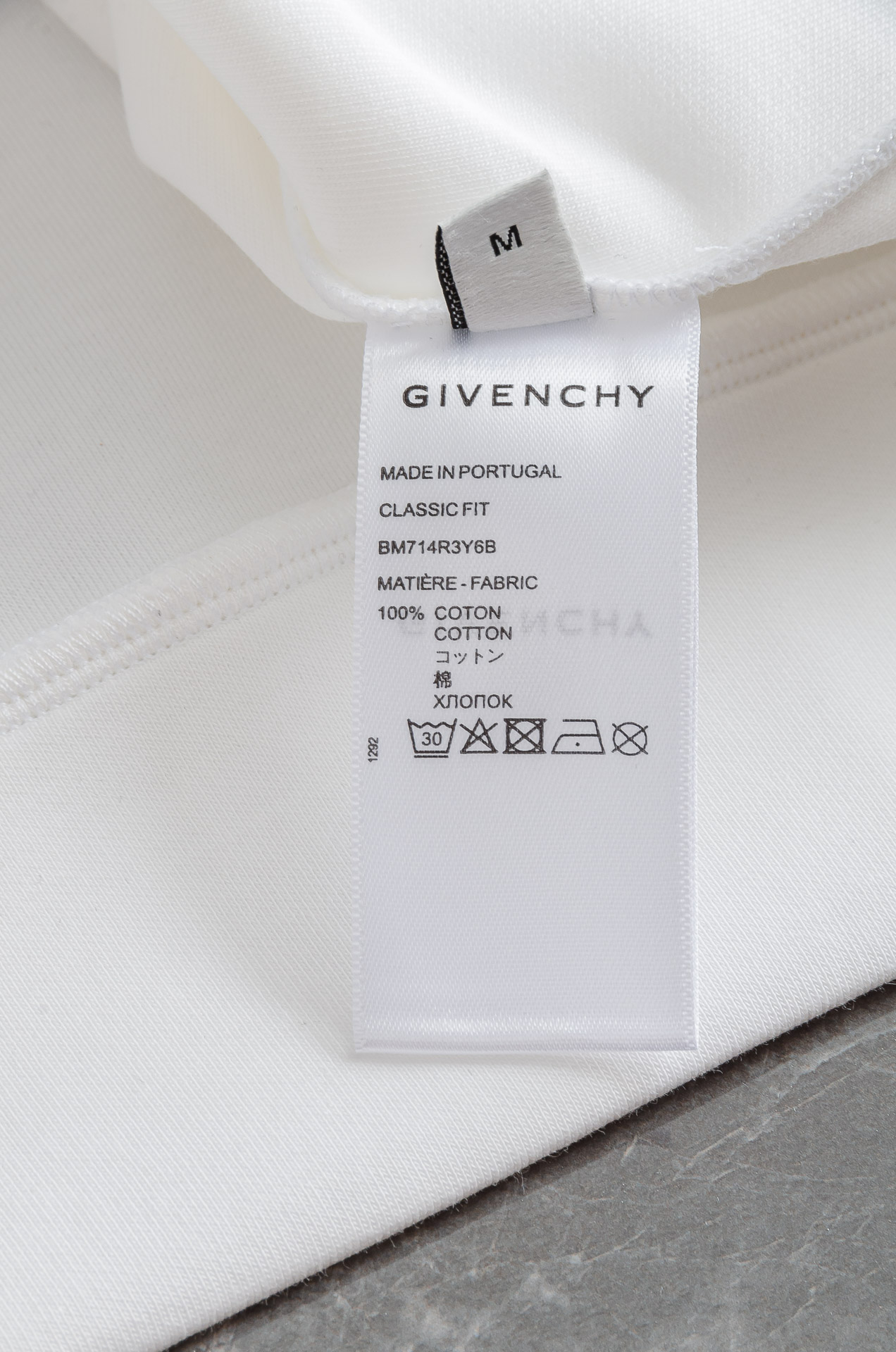 纪梵希 26FW秋冬新品连帽卫衣#质感硬朗挺拔有型，版型立体不易起皱，上身舒适却不失柔软度，亲肤细腻，在