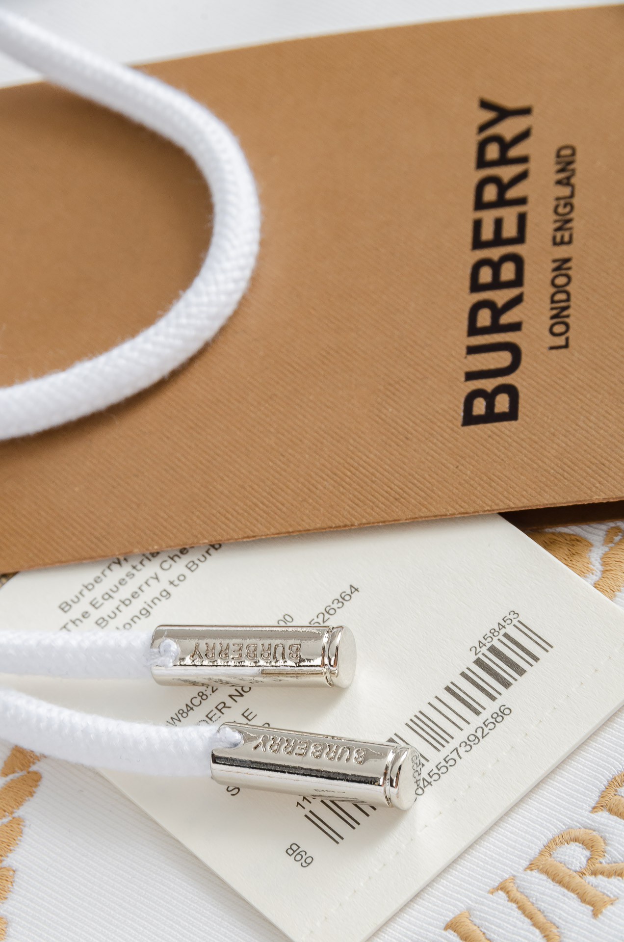 BBR巴宝莉26FW连帽卫衣#选用进口56%聚酯纤维 36%再生纤维8%氨纶面料，质感硬朗挺拔有型，版型