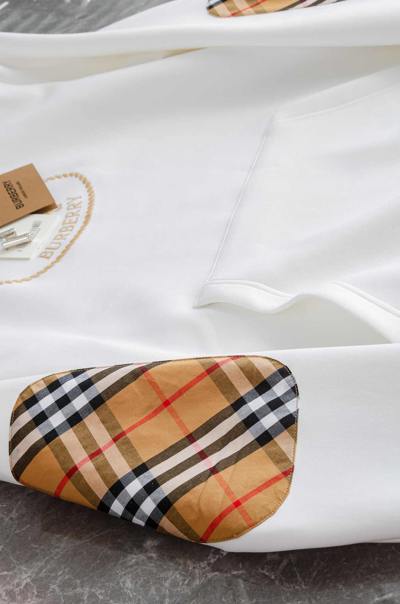 BBR巴宝莉26FW连帽卫衣#选用进口56%聚酯纤维 36%再生纤维8%氨纶面料，质感硬朗挺拔有型，版型