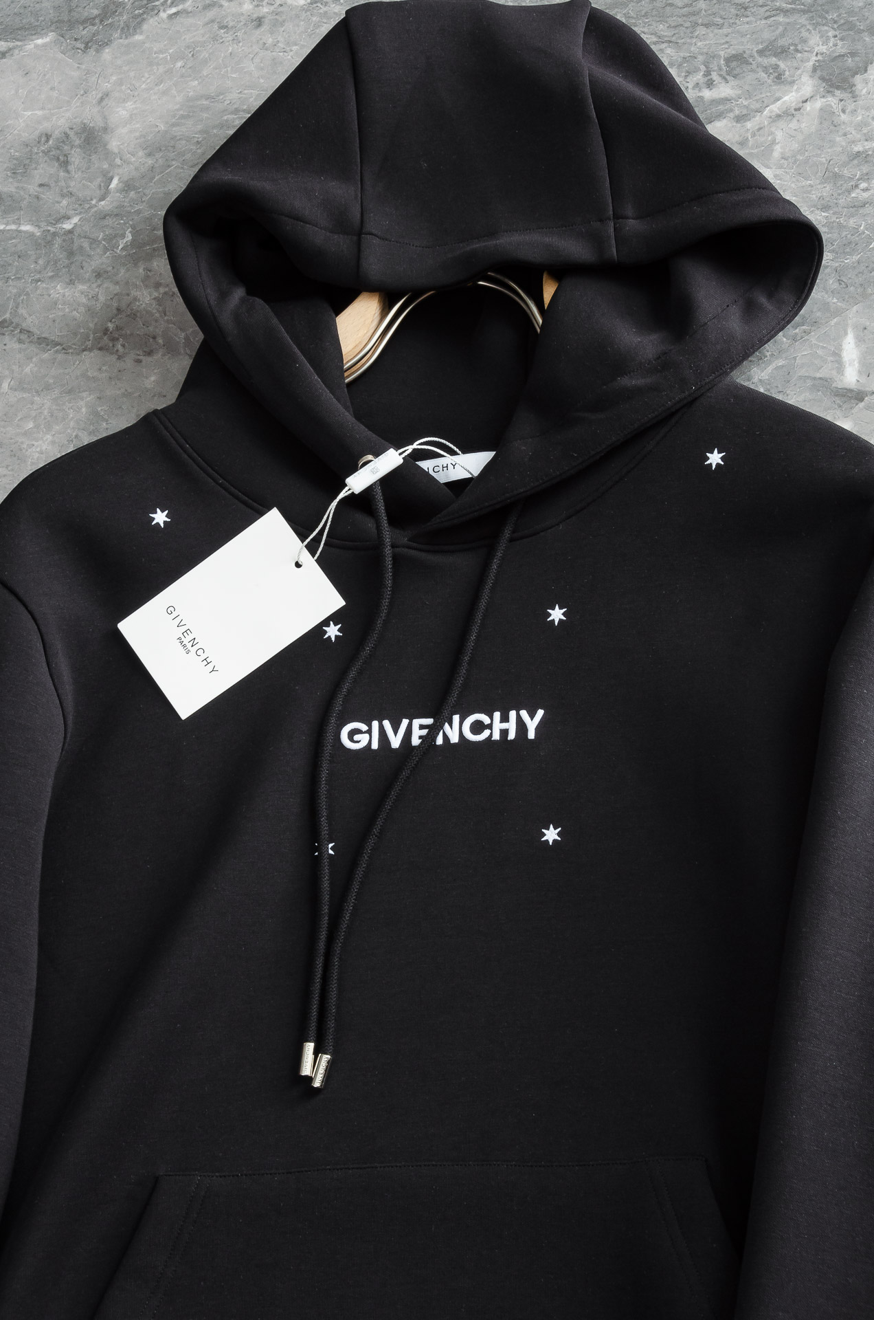 纪梵希 26FW秋冬新品连帽卫衣#质感硬朗挺拔有型，版型立体不易起皱，上身舒适却不失柔软度，亲肤细腻，在