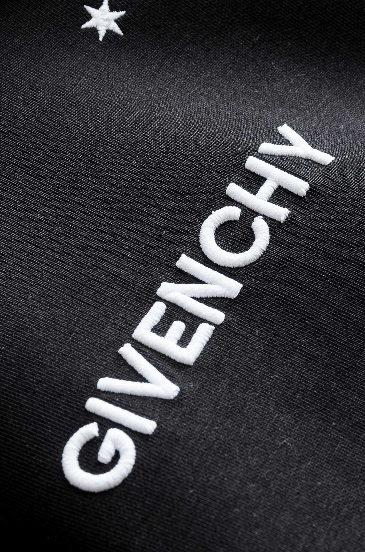 纪梵希 26FW秋冬新品连帽卫衣#质感硬朗挺拔有型，版型立体不易起皱，上身舒适却不失柔软度，亲肤细腻，在