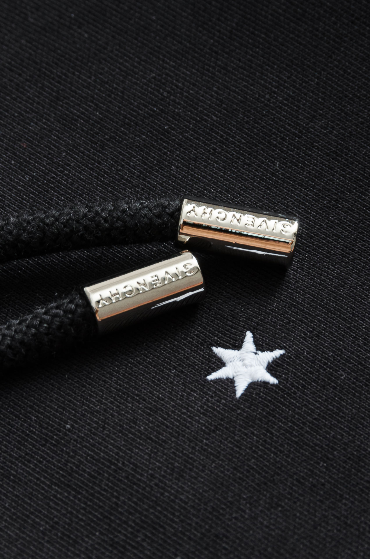 纪梵希 26FW秋冬新品连帽卫衣#质感硬朗挺拔有型，版型立体不易起皱，上身舒适却不失柔软度，亲肤细腻，在