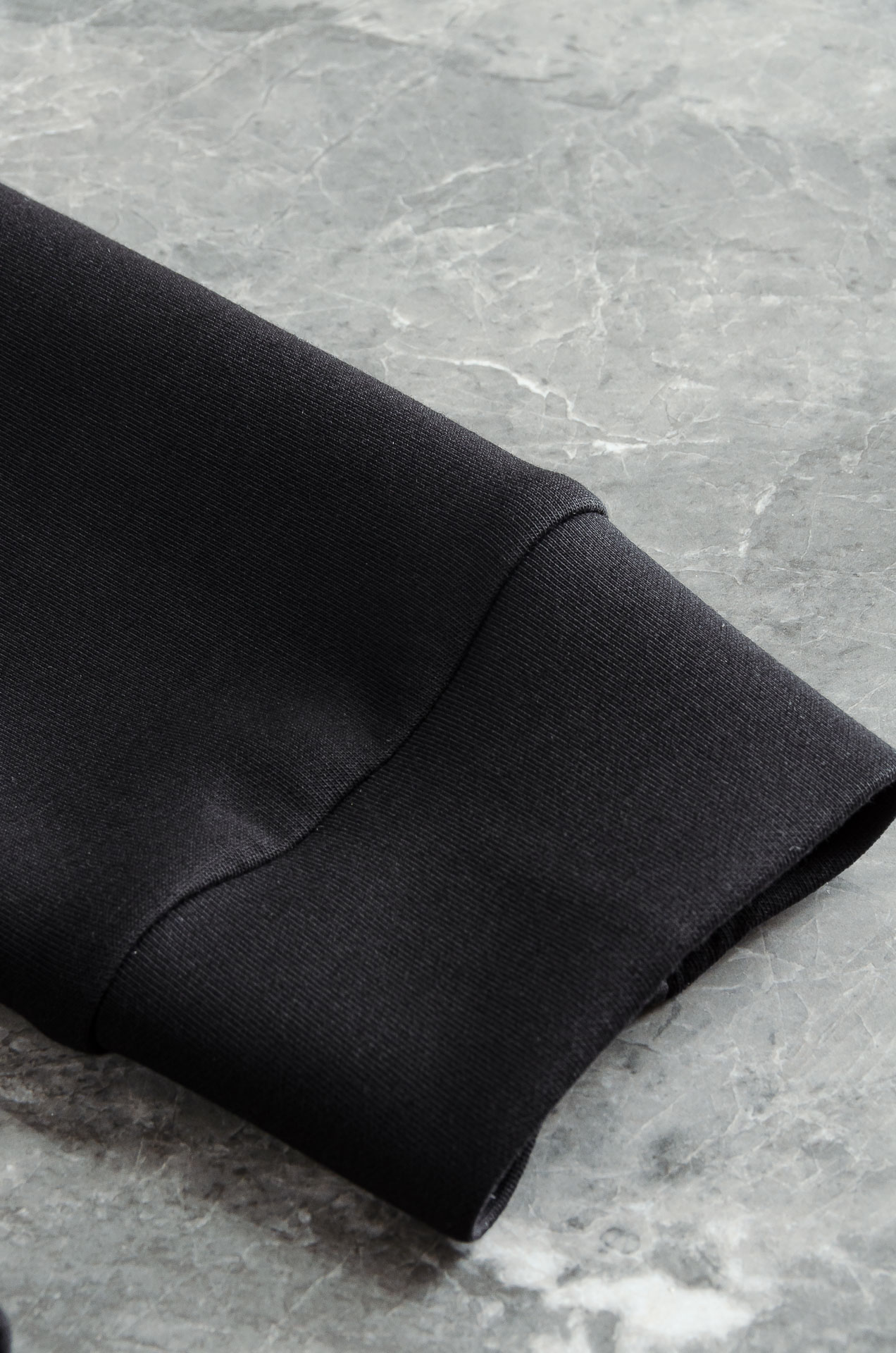 纪梵希 26FW秋冬新品连帽卫衣#质感硬朗挺拔有型，版型立体不易起皱，上身舒适却不失柔软度，亲肤细腻，在