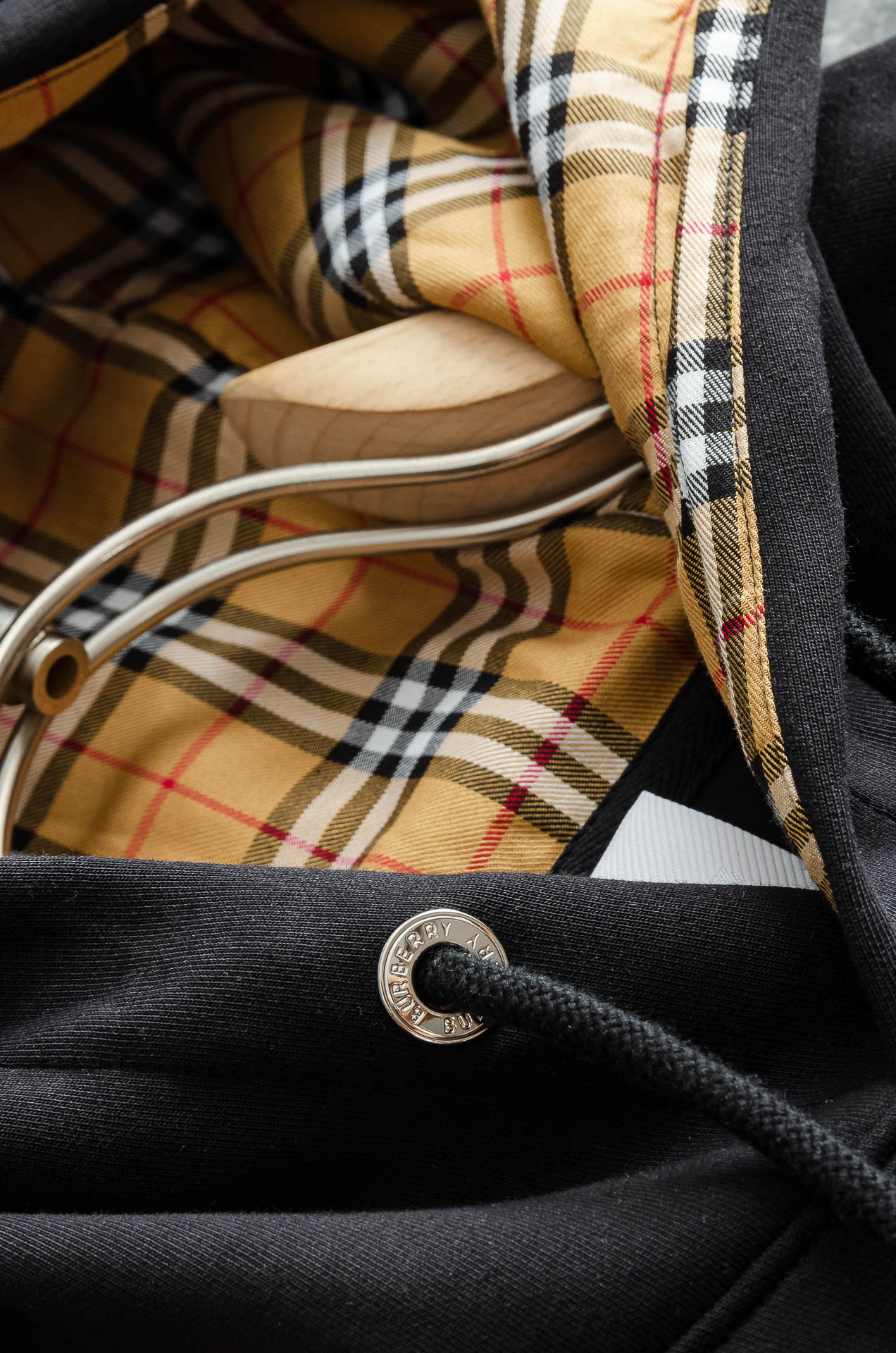 BBR巴宝莉26FW长袖男士连帽卫衣#选用进口56%聚酯纤维 36%再生纤维8%氨纶面料，质感硬朗挺拔有