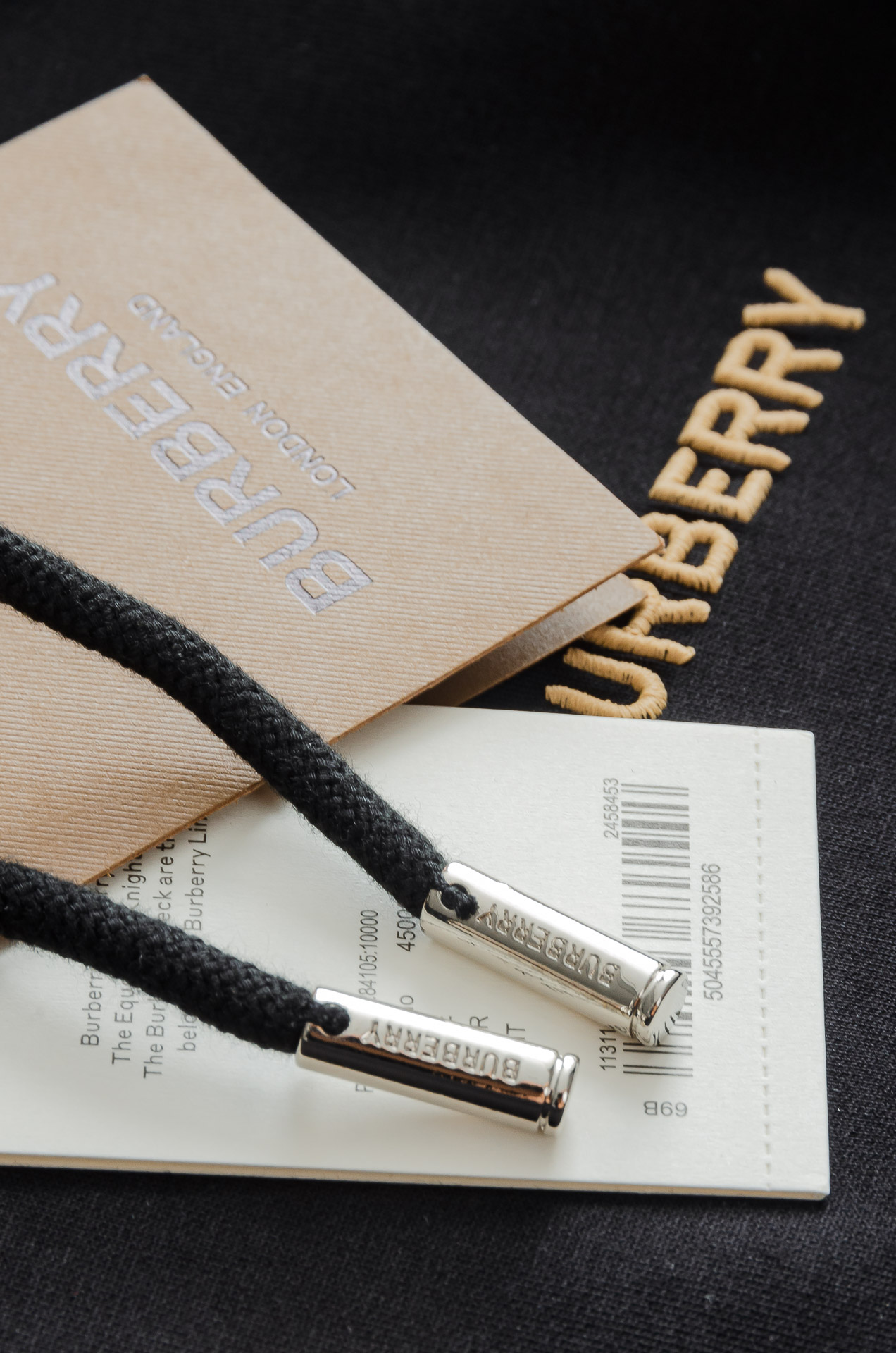 BBR巴宝莉26FW长袖男士连帽卫衣#选用进口56%聚酯纤维 36%再生纤维8%氨纶面料，质感硬朗挺拔有