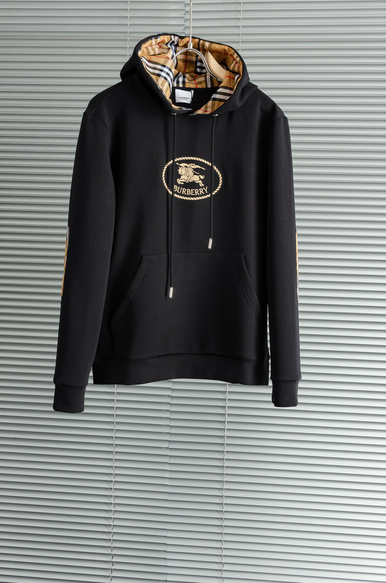 BBR巴宝莉26FW连帽卫衣#选用进口56%聚酯纤维 36%再生纤维8%氨纶面料，质感硬朗挺拔有型，版型