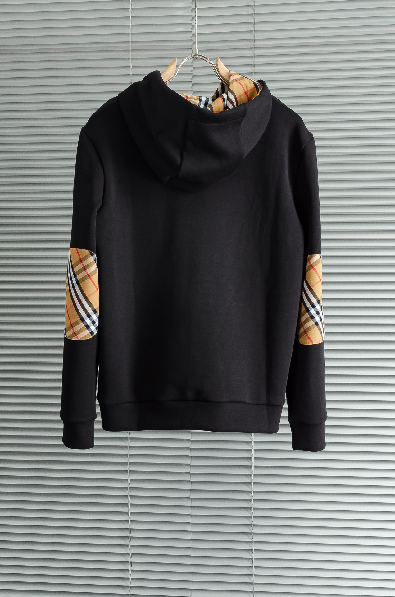 BBR巴宝莉26FW连帽卫衣#选用进口56%聚酯纤维 36%再生纤维8%氨纶面料，质感硬朗挺拔有型，版型