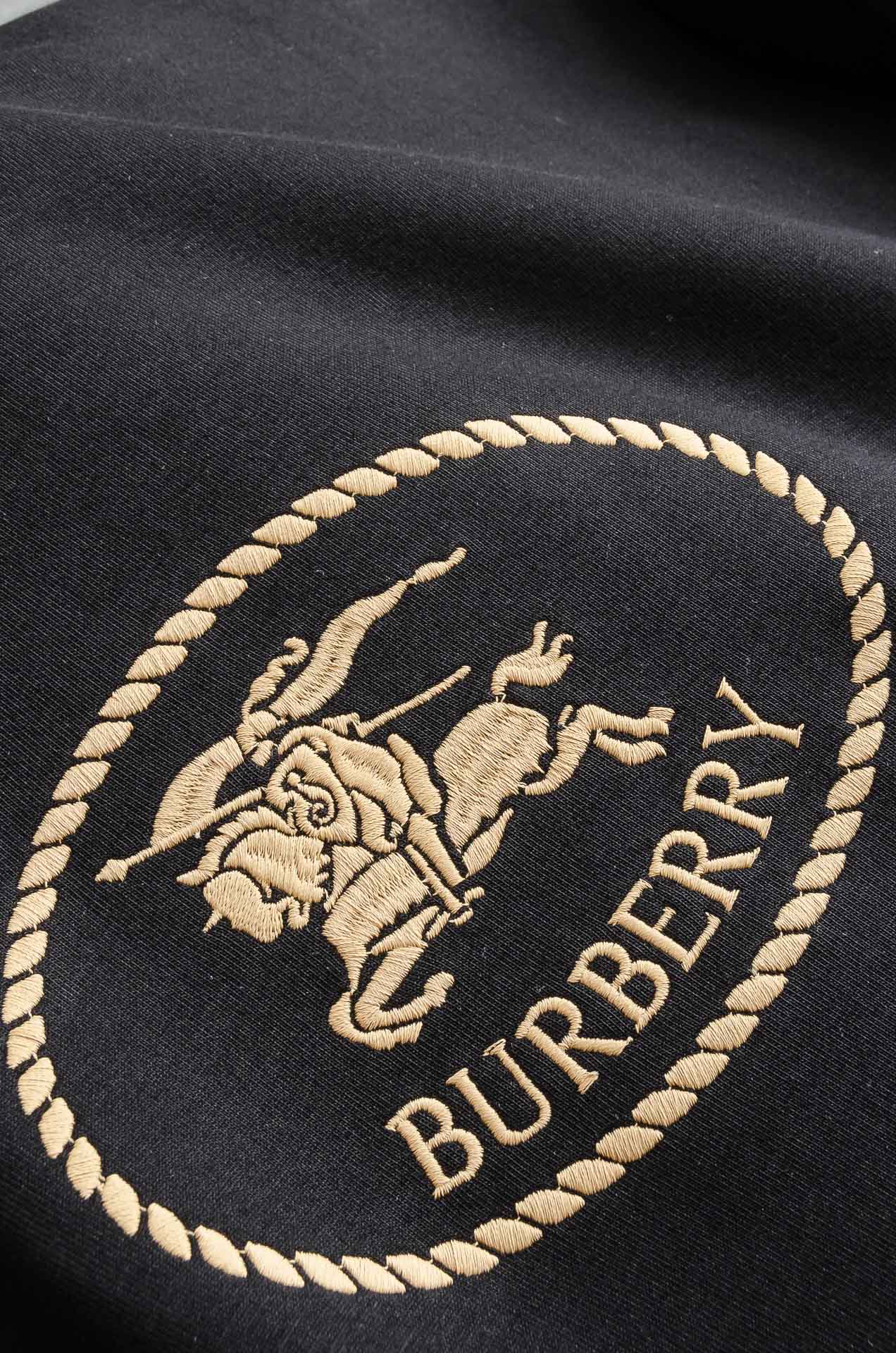 BBR巴宝莉26FW连帽卫衣#选用进口56%聚酯纤维 36%再生纤维8%氨纶面料，质感硬朗挺拔有型，版型