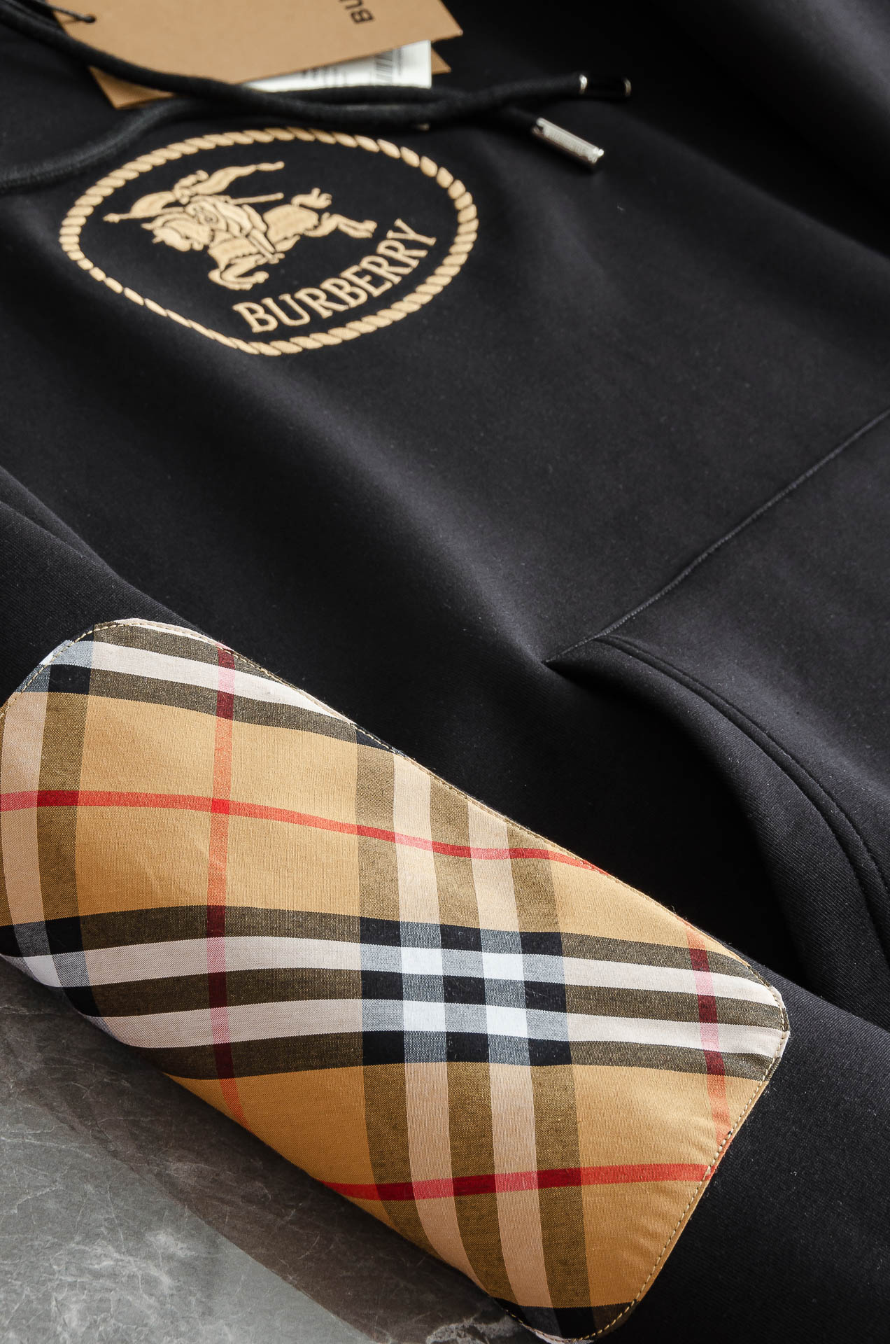 BBR巴宝莉26FW连帽卫衣#选用进口56%聚酯纤维 36%再生纤维8%氨纶面料，质感硬朗挺拔有型，版型