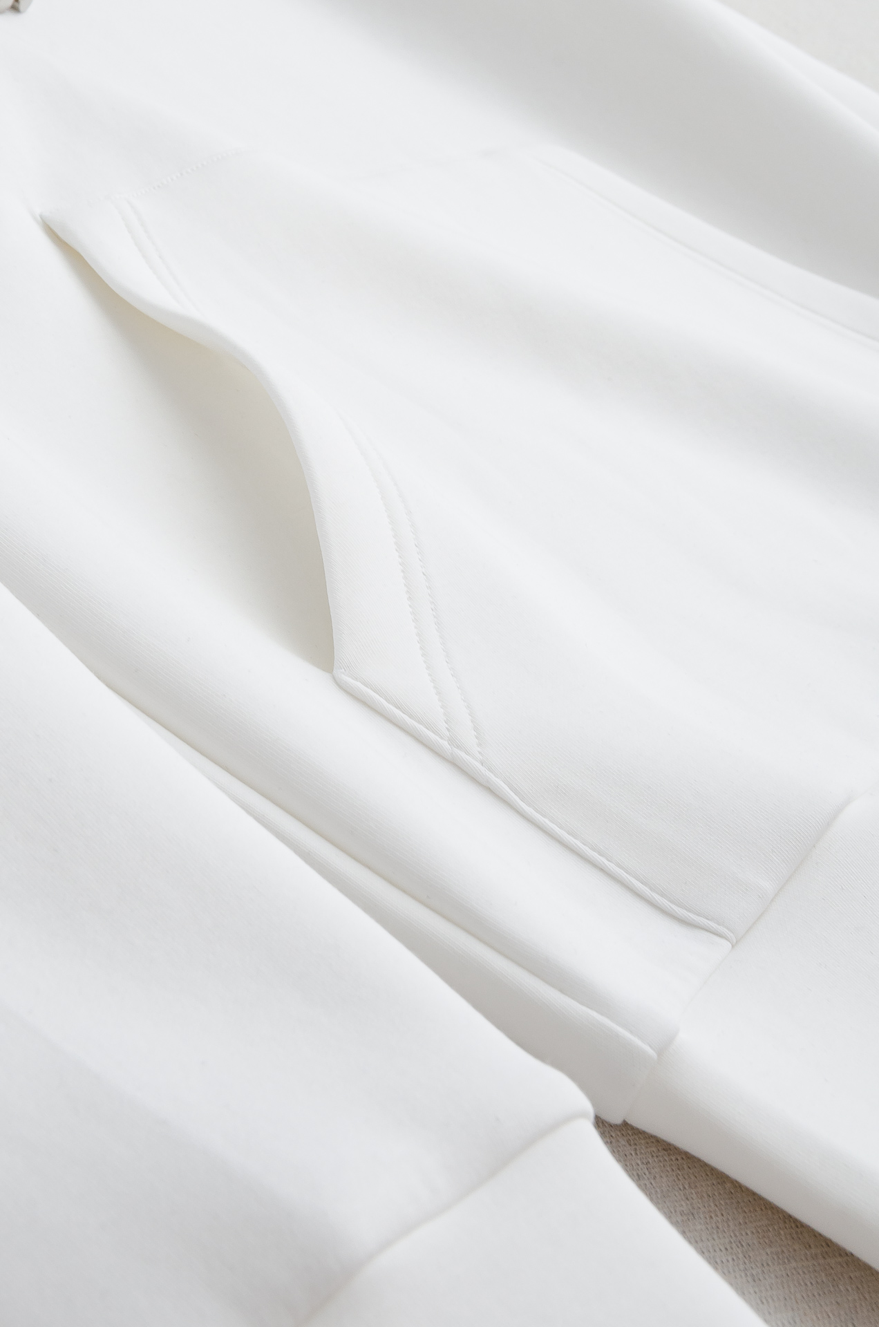 BBR 巴宝莉 2025FW秋冬新品连帽卫衣#质感硬朗挺拔有型，版型立体不易起皱，上身舒适却不失柔软度，