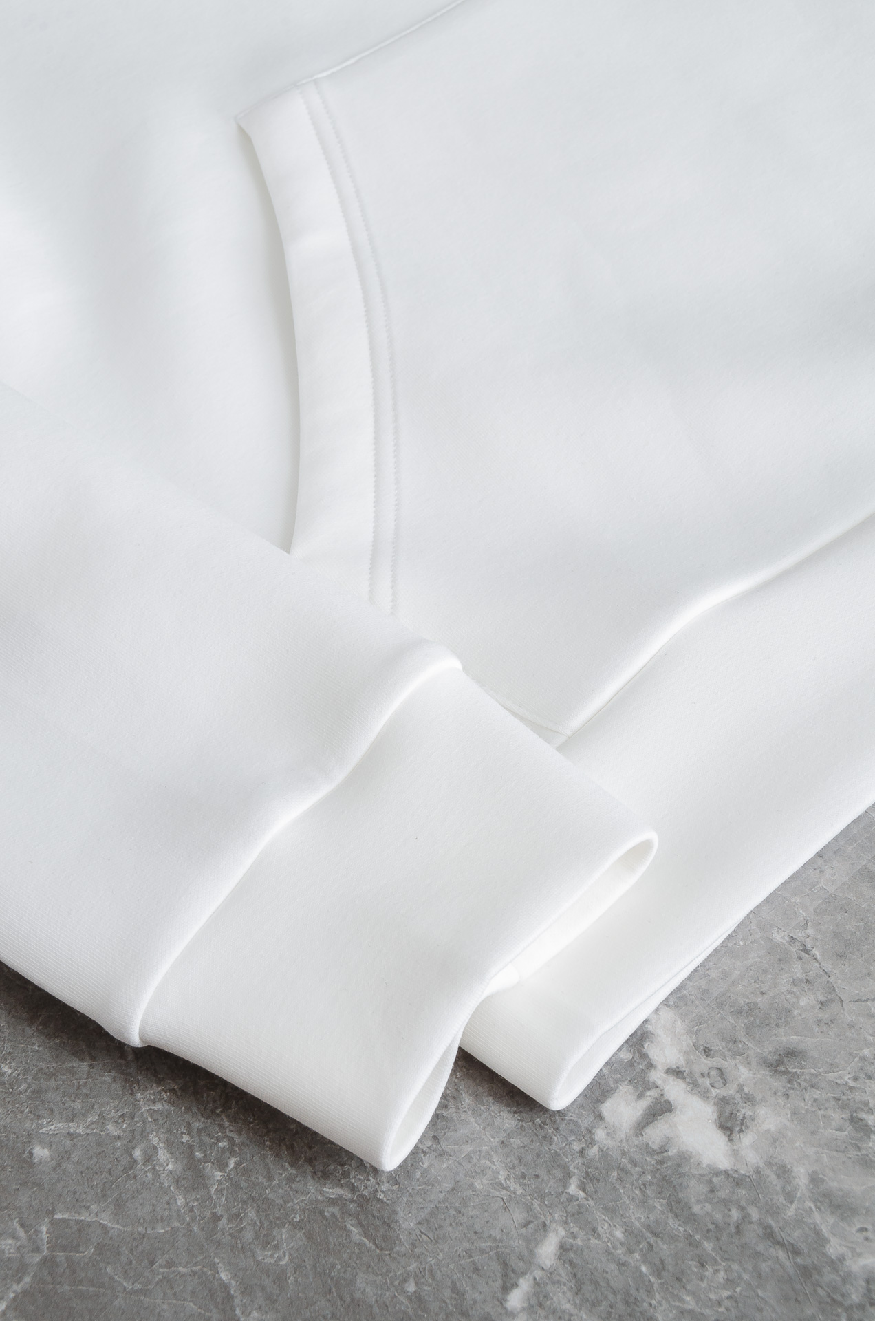 BBR巴宝莉26FW连帽卫衣#选用进口56%聚酯纤维 36%再生纤维8%氨纶面料，质感硬朗挺拔有型，版型