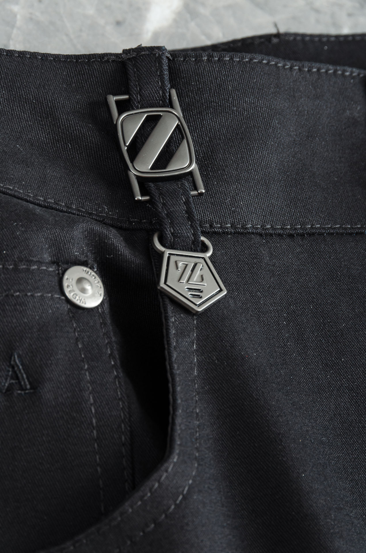 Zegna2025新品时装款舒适直筒男士商务休闲长裤#极简风的一款休闲裤，采用直筒裤裤型剪裁 对腿型的包