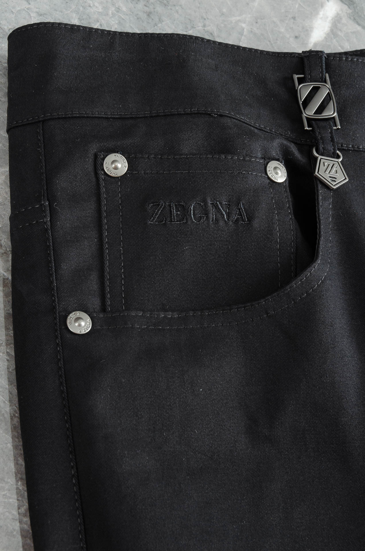 Zegna2025新品时装款舒适直筒男士商务休闲长裤#极简风的一款休闲裤，采用直筒裤裤型剪裁 对腿型的包