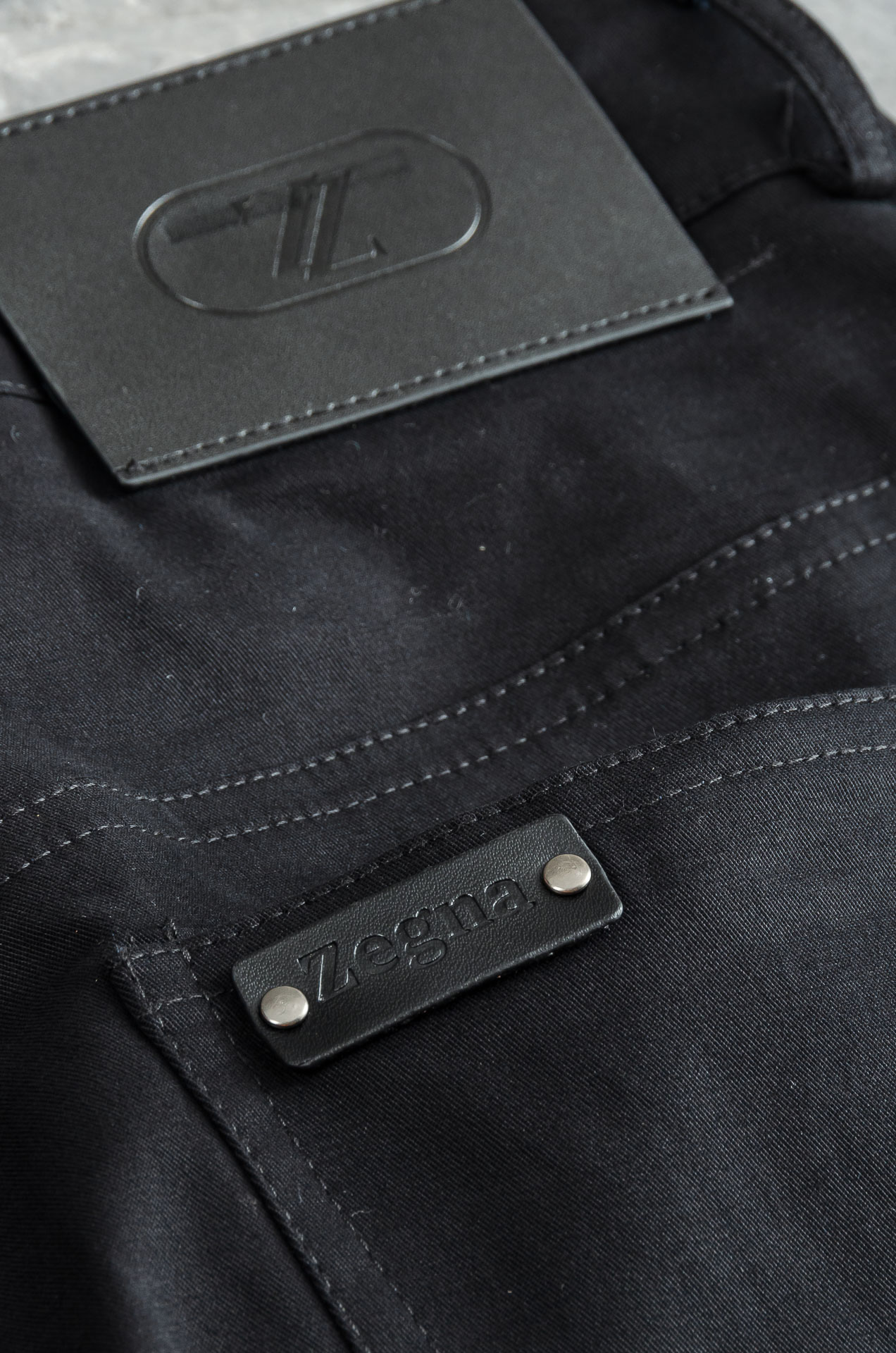 Zegna2025新品时装款舒适直筒男士商务休闲长裤#极简风的一款休闲裤，采用直筒裤裤型剪裁 对腿型的包