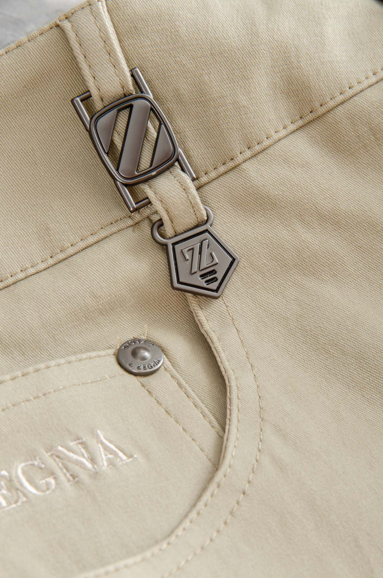 Zegna2025新品时装款舒适直筒男士商务休闲长裤#极简风的一款休闲裤，采用直筒裤裤型剪裁 对腿型的包