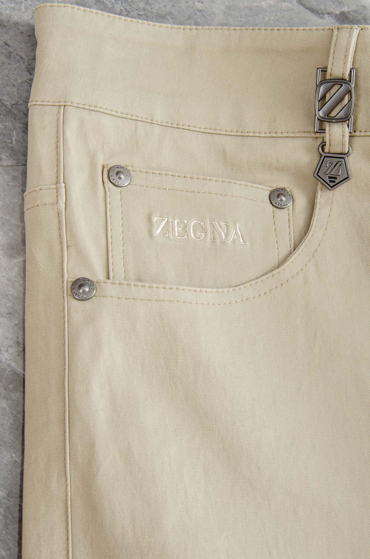 Zegna2025新品时装款舒适直筒男士商务休闲长裤#极简风的一款休闲裤，采用直筒裤裤型剪裁 对腿型的包