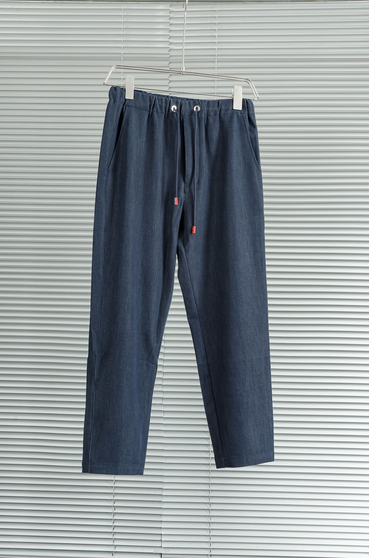Kiton2025 FW新品 弹力抽绳腰头男士休闲舒适直筒长裤其匠心打造，毋庸置疑的极品重磅，无需过多的