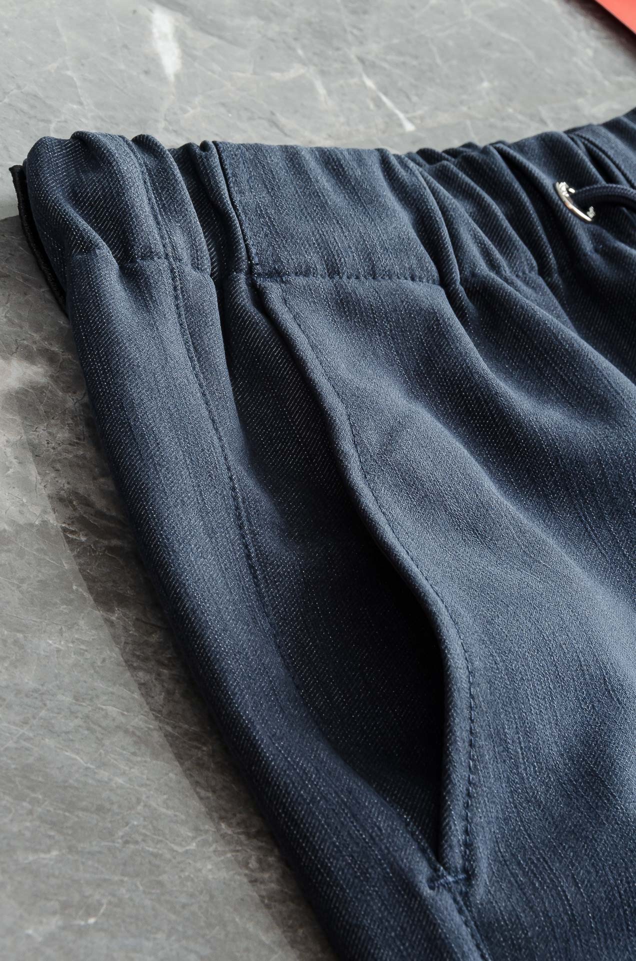Kiton2025 FW新品 弹力抽绳腰头男士休闲舒适直筒长裤其匠心打造，毋庸置疑的极品重磅，无需过多的