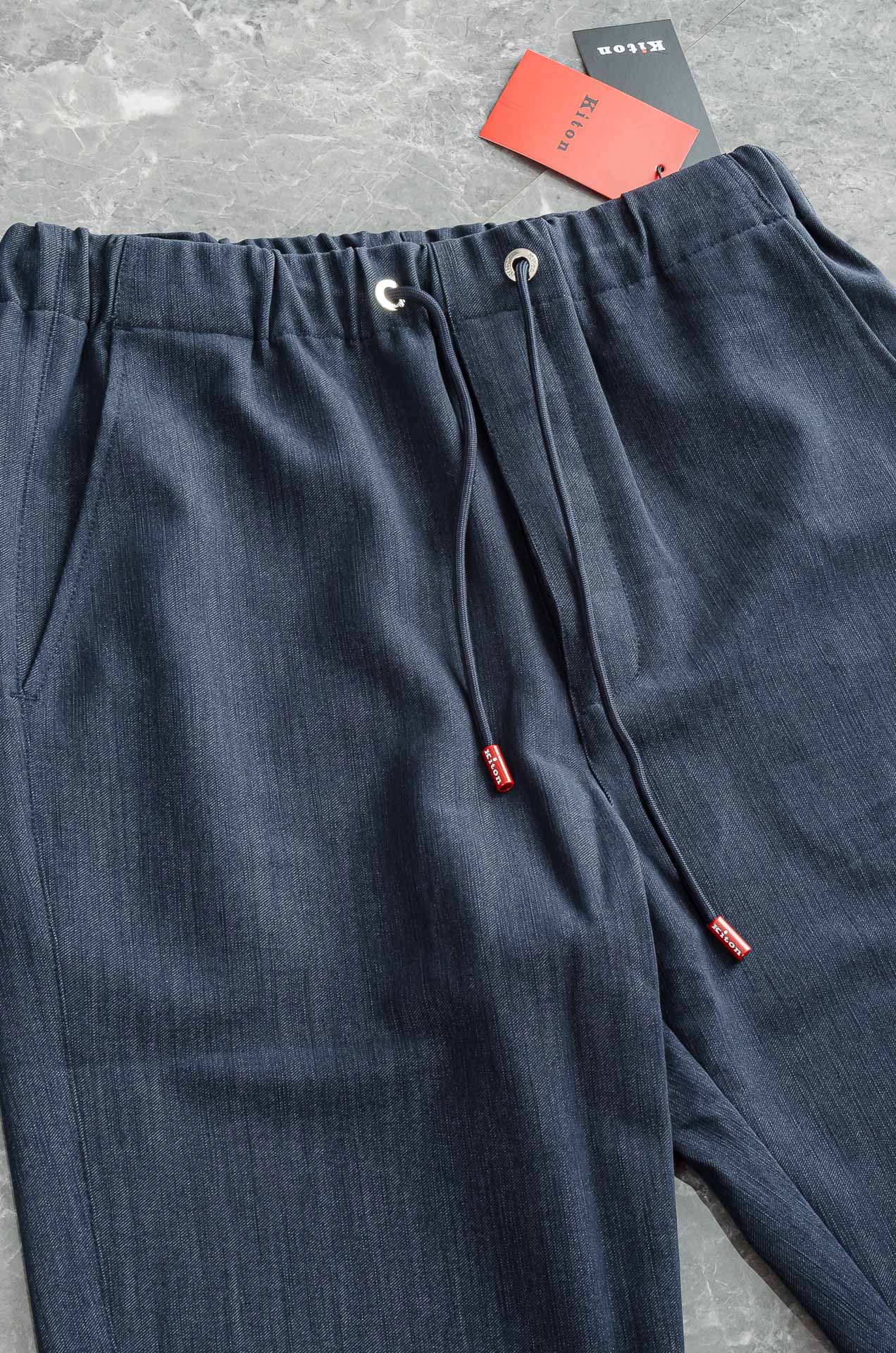 Kiton2025 FW新品 弹力抽绳腰头男士休闲舒适直筒长裤其匠心打造，毋庸置疑的极品重磅，无需过多的