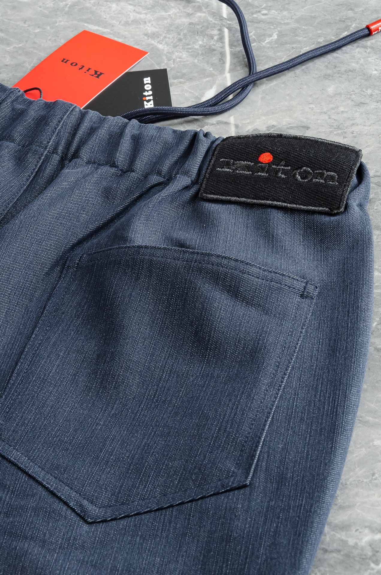 Kiton2025 FW新品 弹力抽绳腰头男士休闲舒适直筒长裤其匠心打造，毋庸置疑的极品重磅，无需过多的