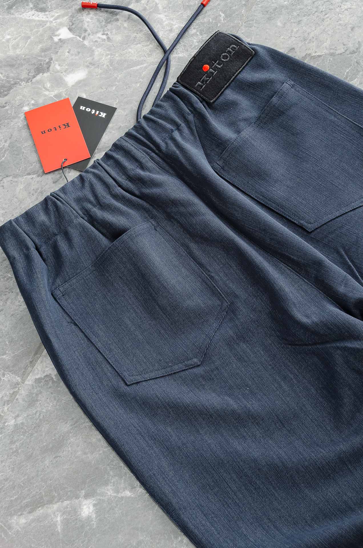Kiton2025 FW新品 弹力抽绳腰头男士休闲舒适直筒长裤其匠心打造，毋庸置疑的极品重磅，无需过多的