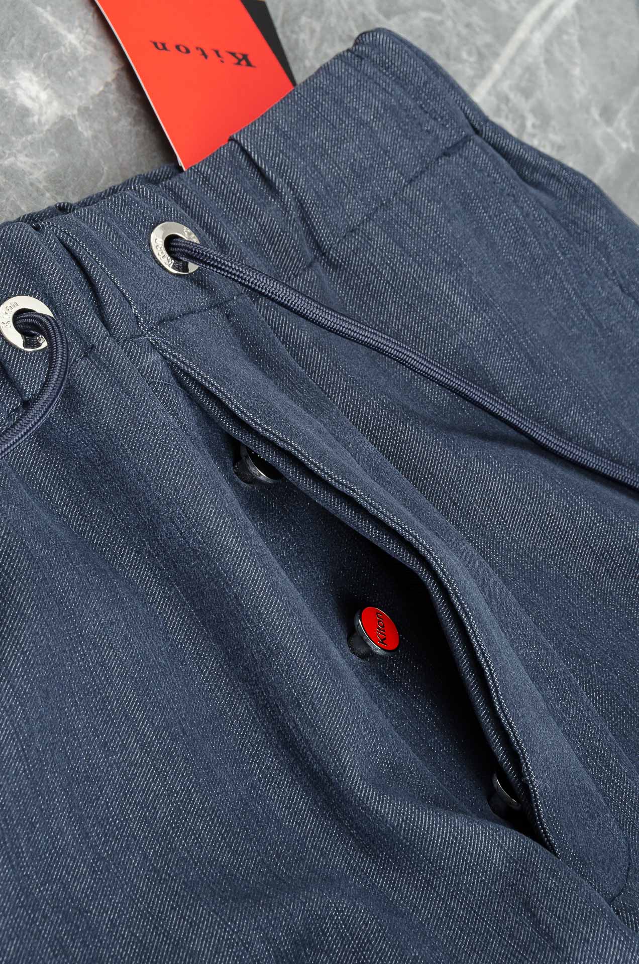 Kiton2025 FW新品 弹力抽绳腰头男士休闲舒适直筒长裤其匠心打造，毋庸置疑的极品重磅，无需过多的