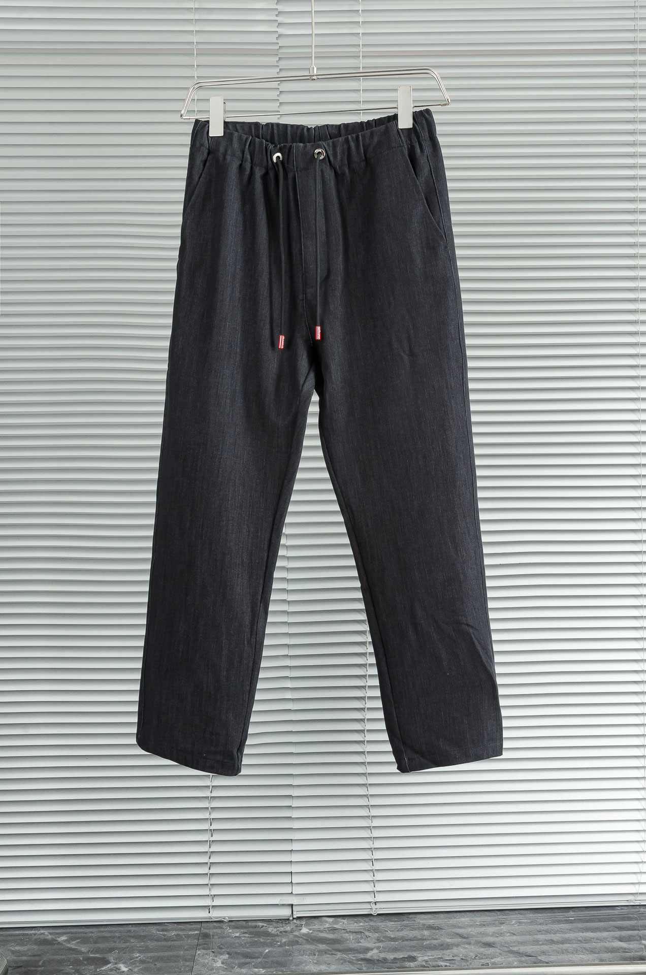 Kiton2025 FW新品 弹力抽绳腰头男士休闲舒适直筒长裤其匠心打造，毋庸置疑的极品重磅，无需过多的