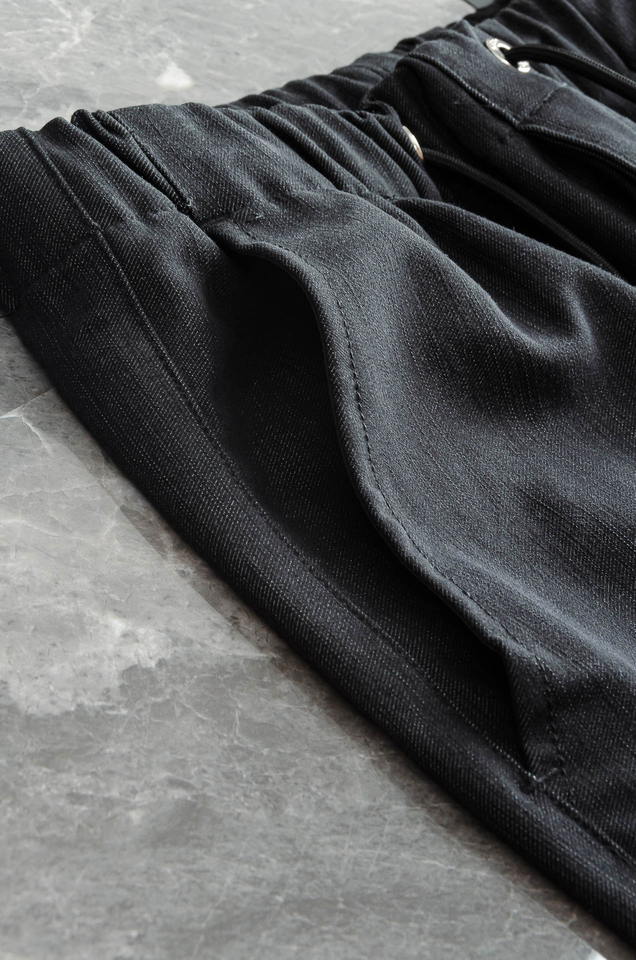 Kiton2025 FW新品 弹力抽绳腰头男士休闲舒适直筒长裤其匠心打造，毋庸置疑的极品重磅，无需过多的