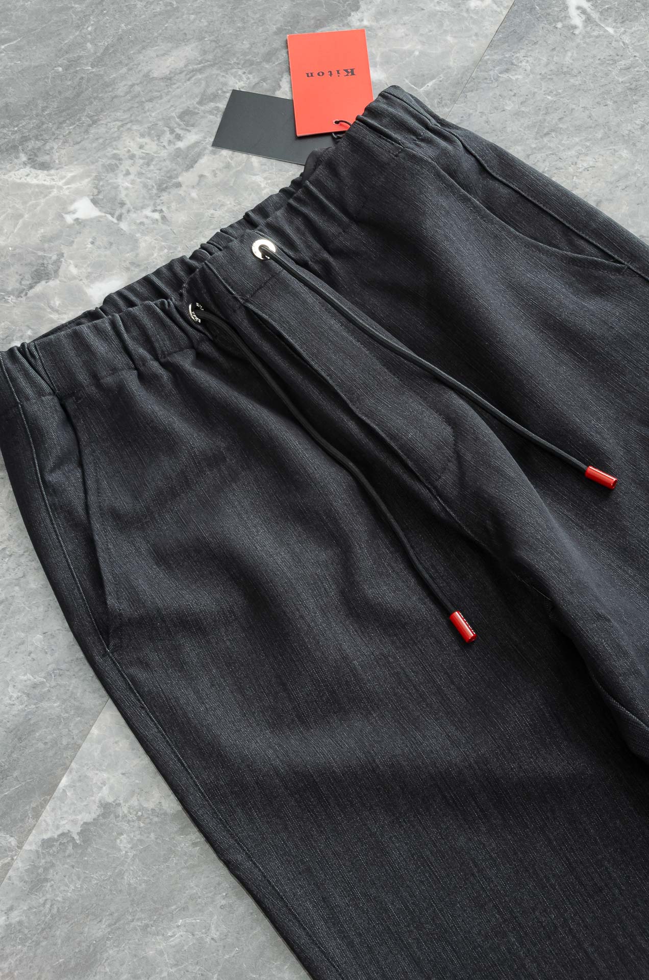 Kiton2025 FW新品 弹力抽绳腰头男士休闲舒适直筒长裤其匠心打造，毋庸置疑的极品重磅，无需过多的