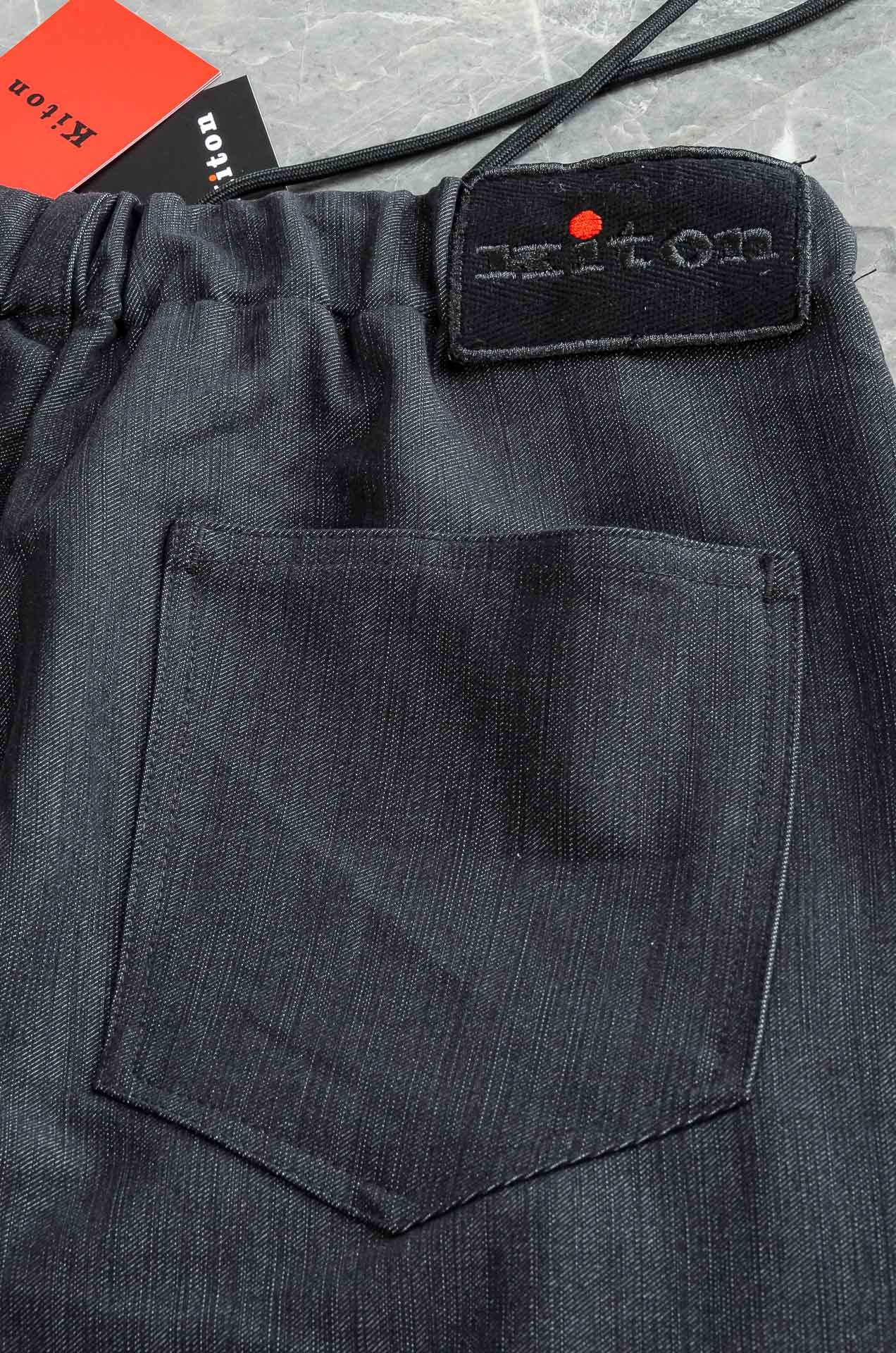 Kiton2025 FW新品 弹力抽绳腰头男士休闲舒适直筒长裤其匠心打造，毋庸置疑的极品重磅，无需过多的