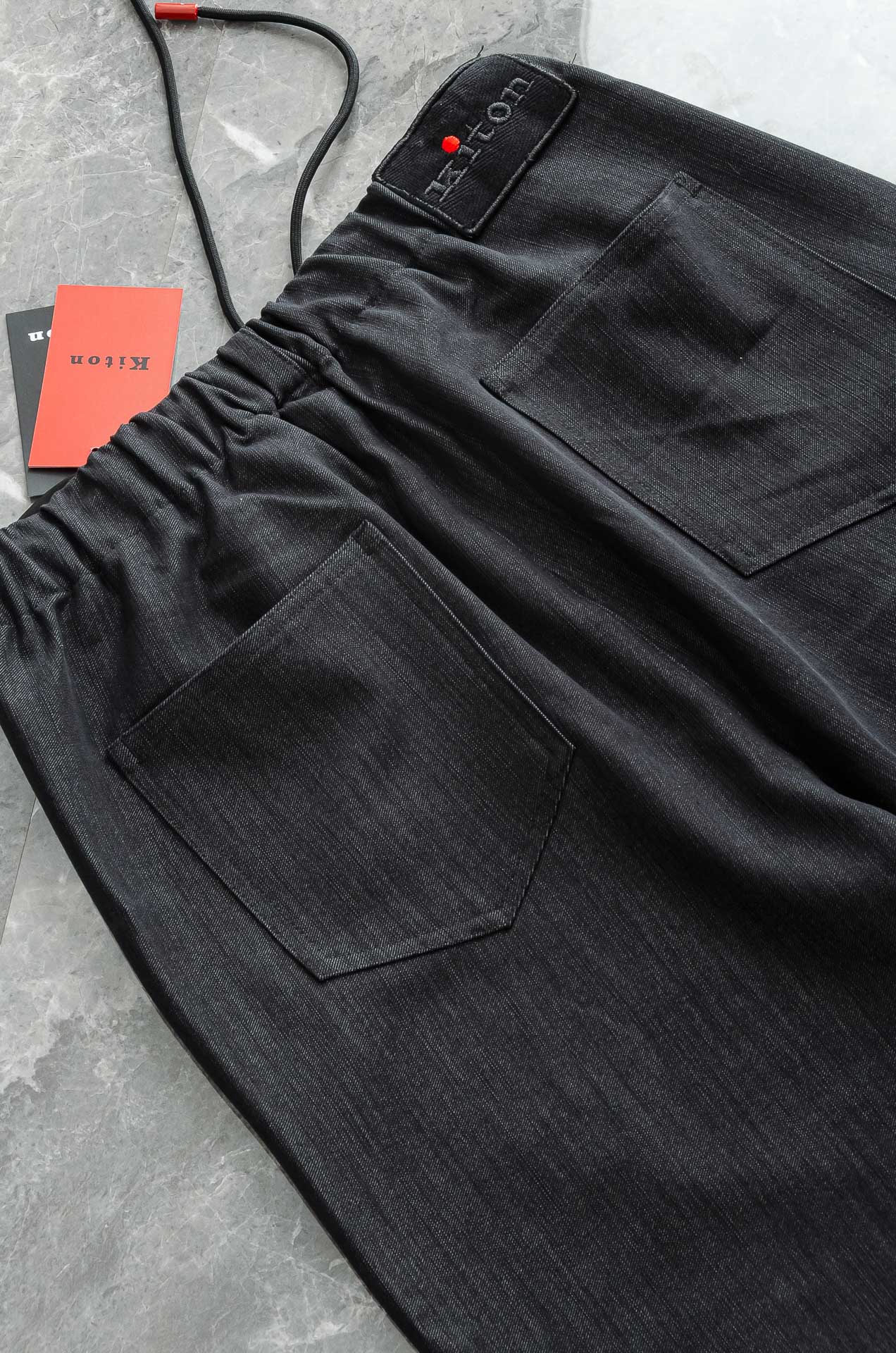 Kiton2025 FW新品 弹力抽绳腰头男士休闲舒适直筒长裤其匠心打造，毋庸置疑的极品重磅，无需过多的