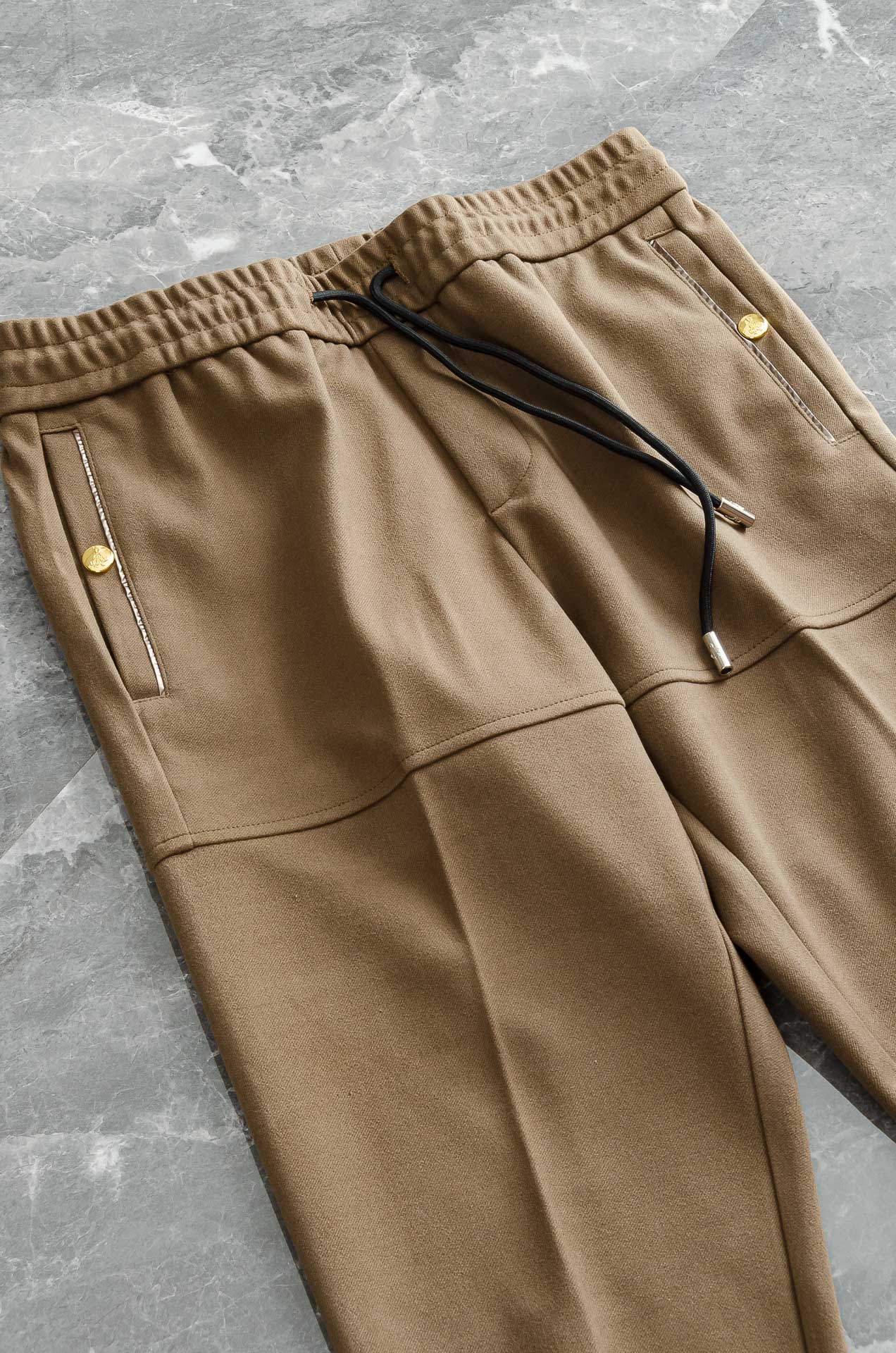 Prada 2025 FW新品 弹力抽绳腰头男士休闲舒适直筒长裤其匠心打造，毋庸置疑的极品重磅，无需过多