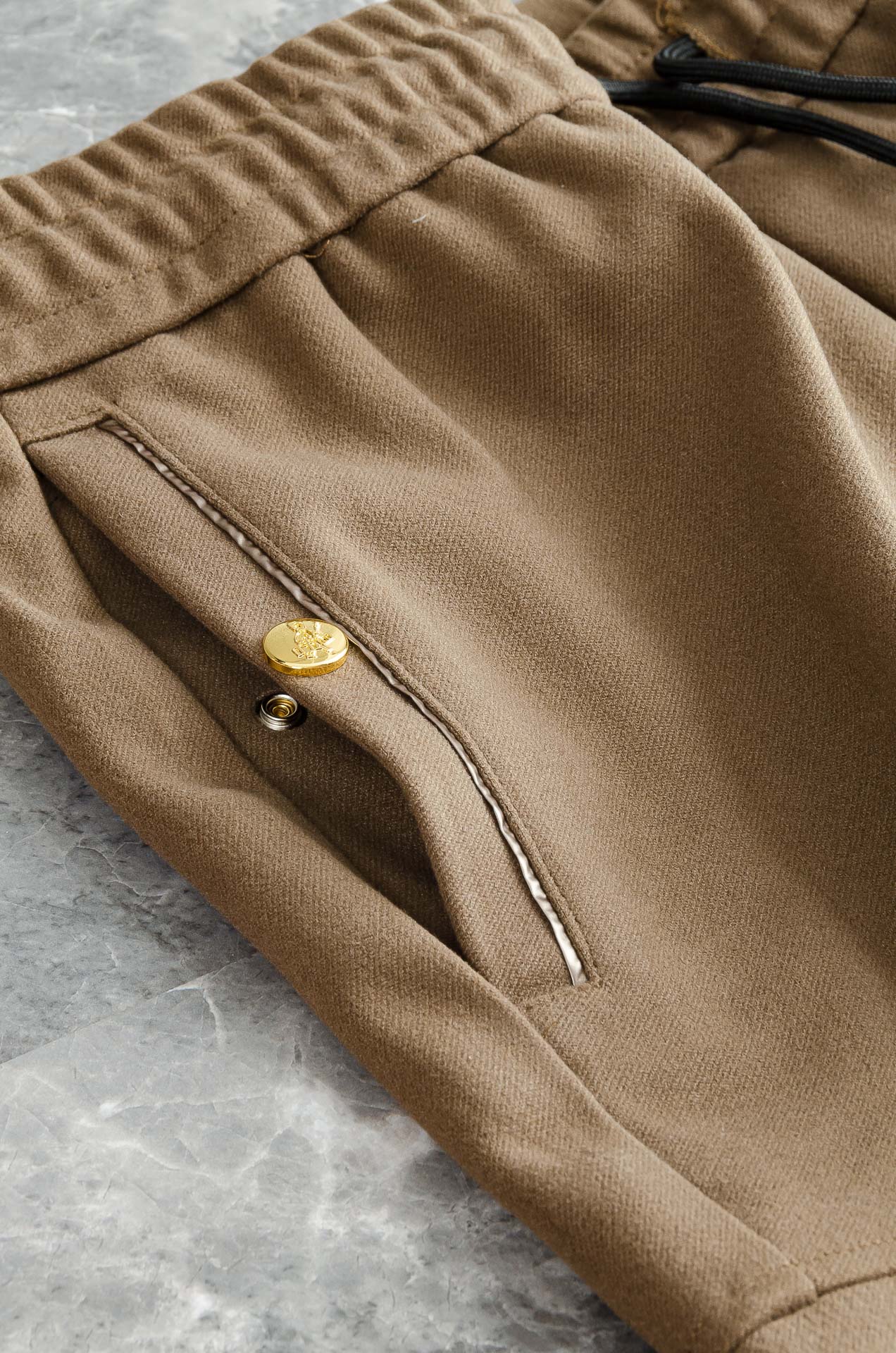 Prada 2025 FW新品 弹力抽绳腰头男士休闲舒适直筒长裤其匠心打造，毋庸置疑的极品重磅，无需过多