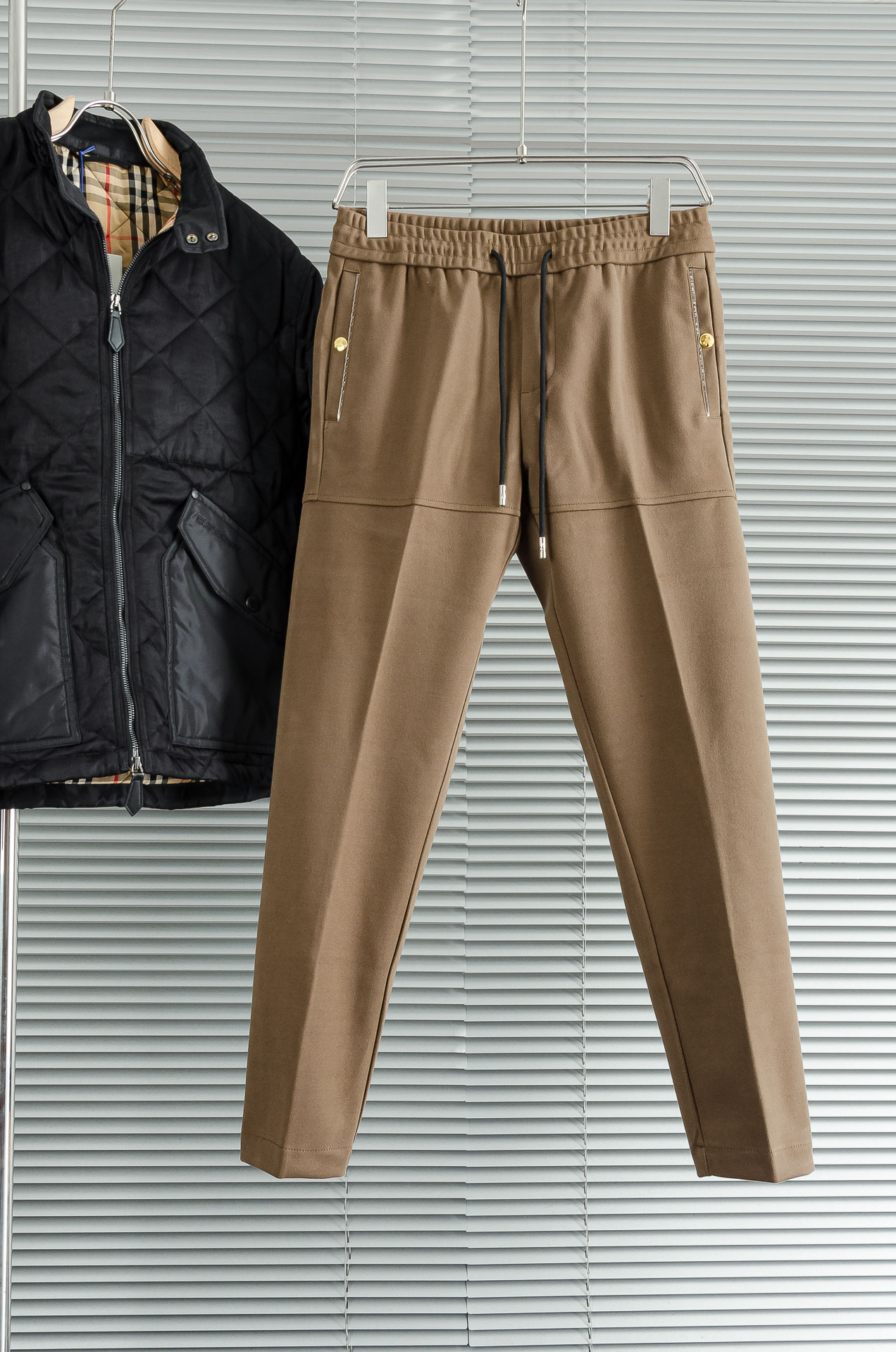 Prada 2025 FW新品 弹力抽绳腰头男士休闲舒适直筒长裤其匠心打造，毋庸置疑的极品重磅，无需过多