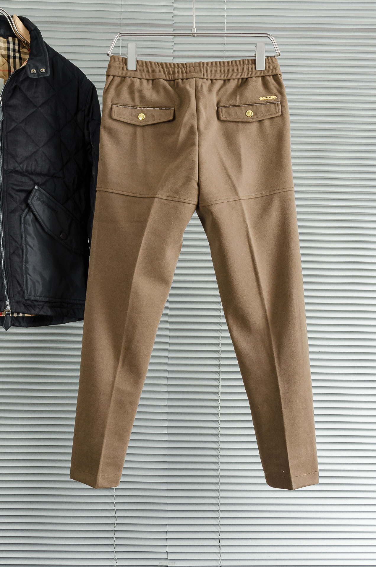 Prada 2025 FW新品 弹力抽绳腰头男士休闲舒适直筒长裤其匠心打造，毋庸置疑的极品重磅，无需过多