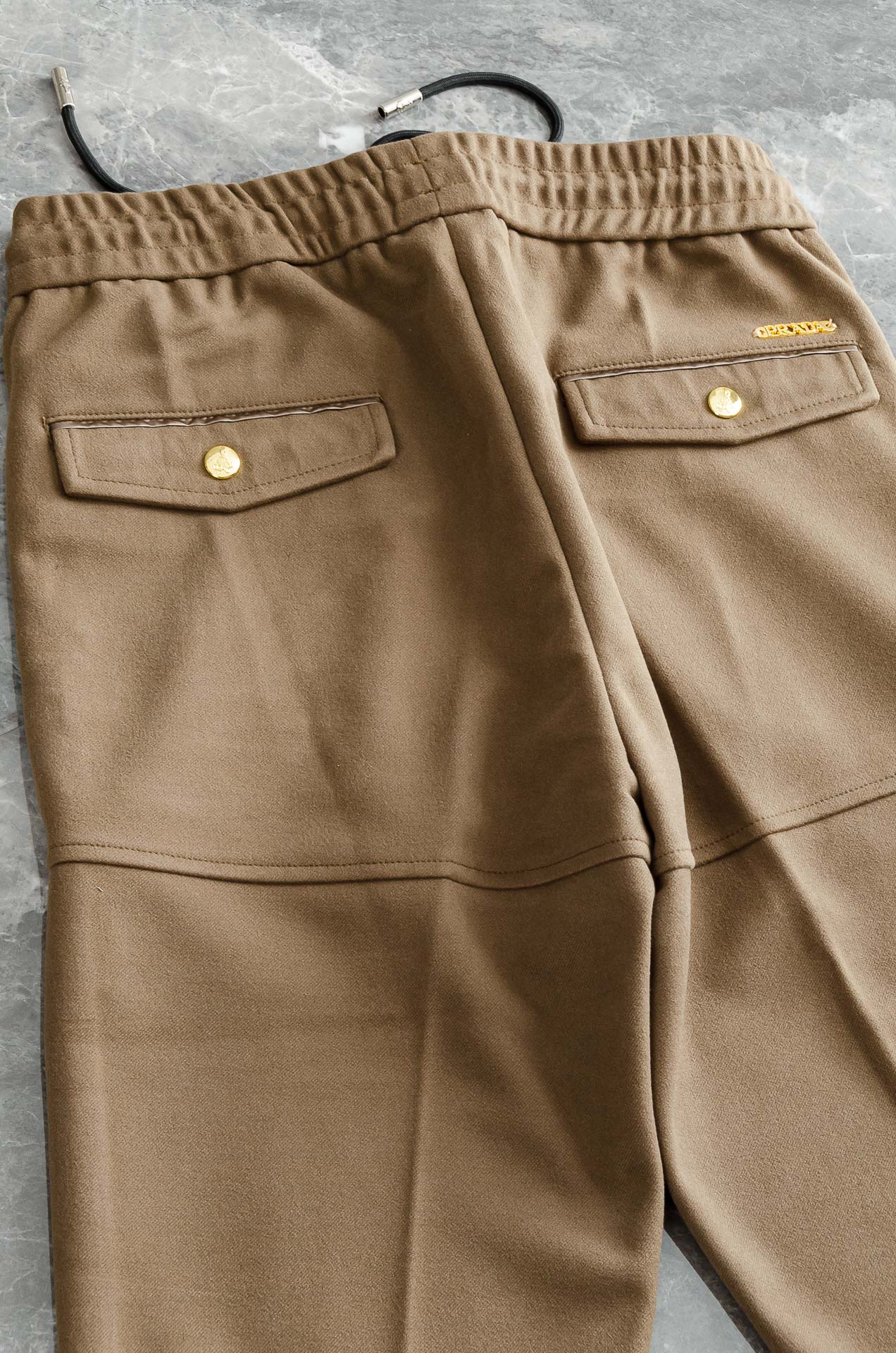 Prada 2025 FW新品 弹力抽绳腰头男士休闲舒适直筒长裤其匠心打造，毋庸置疑的极品重磅，无需过多