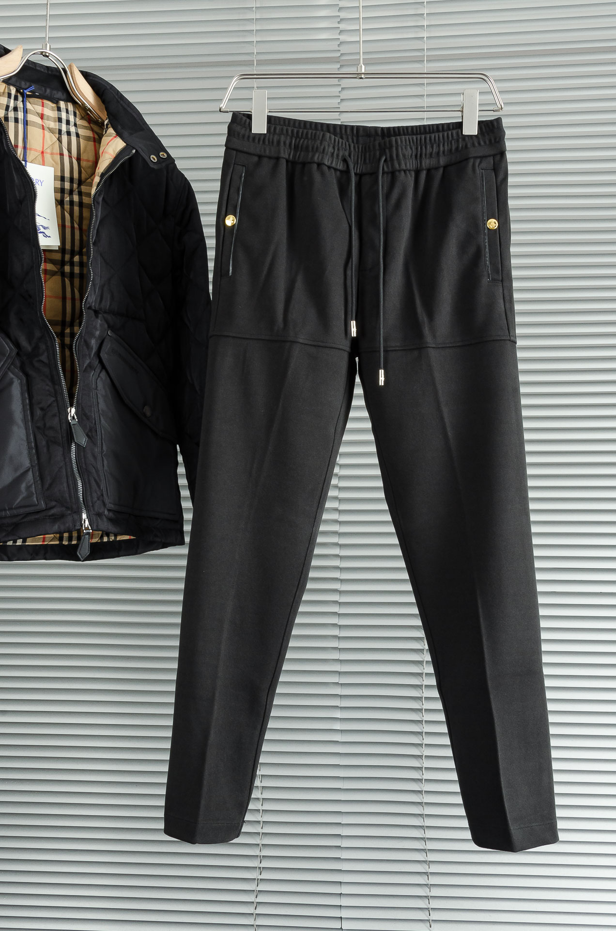 Prada 2025 FW新品 弹力抽绳腰头男士休闲舒适直筒长裤其匠心打造，毋庸置疑的极品重磅，无需过多