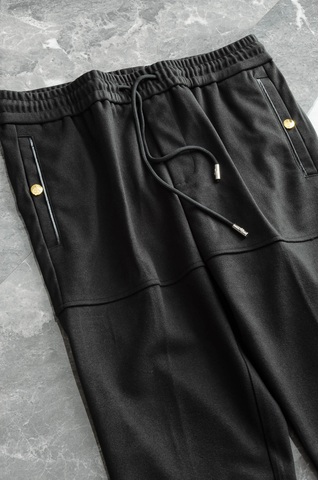 Prada 2025 FW新品 弹力抽绳腰头男士休闲舒适直筒长裤其匠心打造，毋庸置疑的极品重磅，无需过多