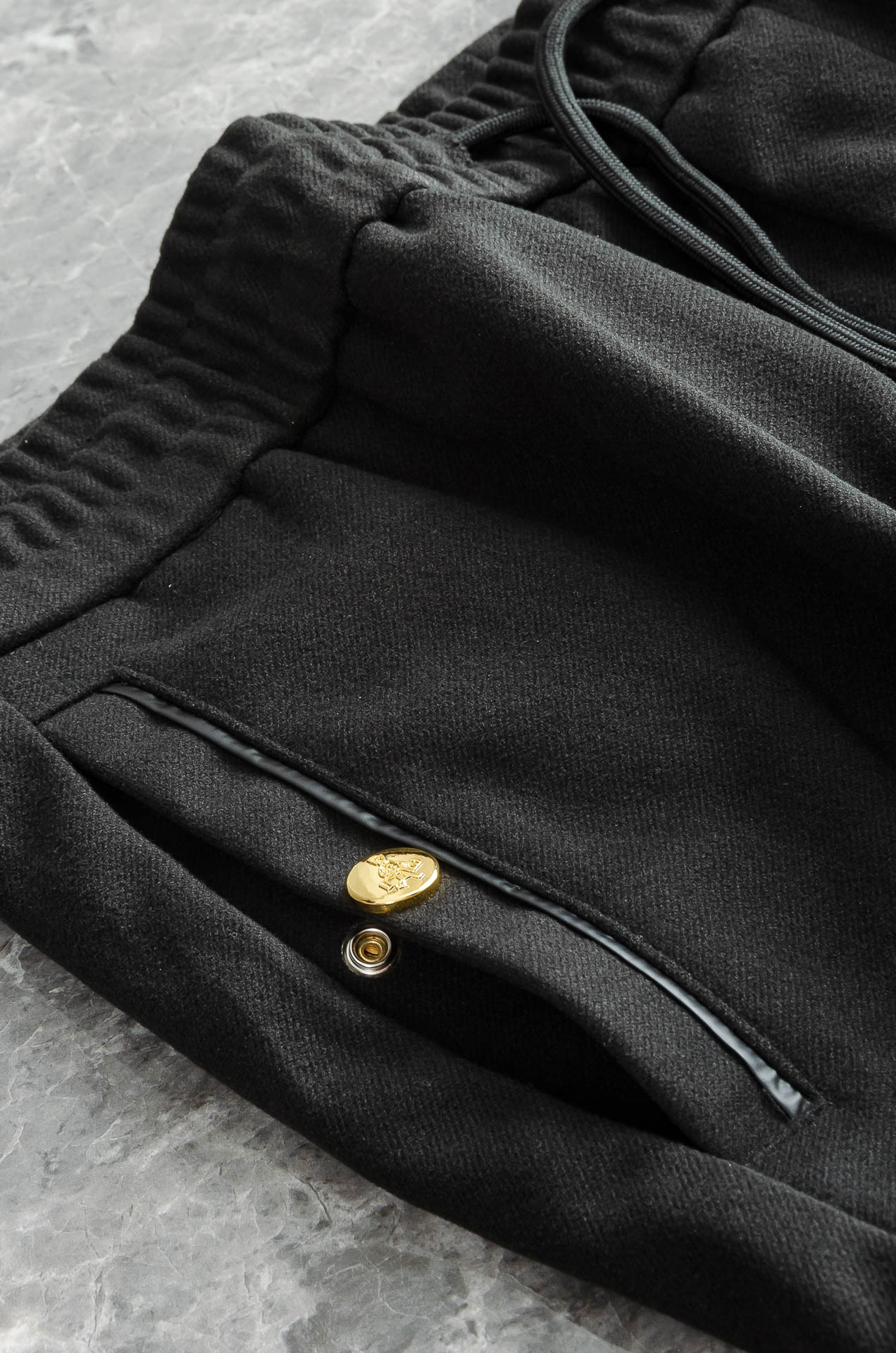 Prada 2025 FW新品 弹力抽绳腰头男士休闲舒适直筒长裤其匠心打造，毋庸置疑的极品重磅，无需过多