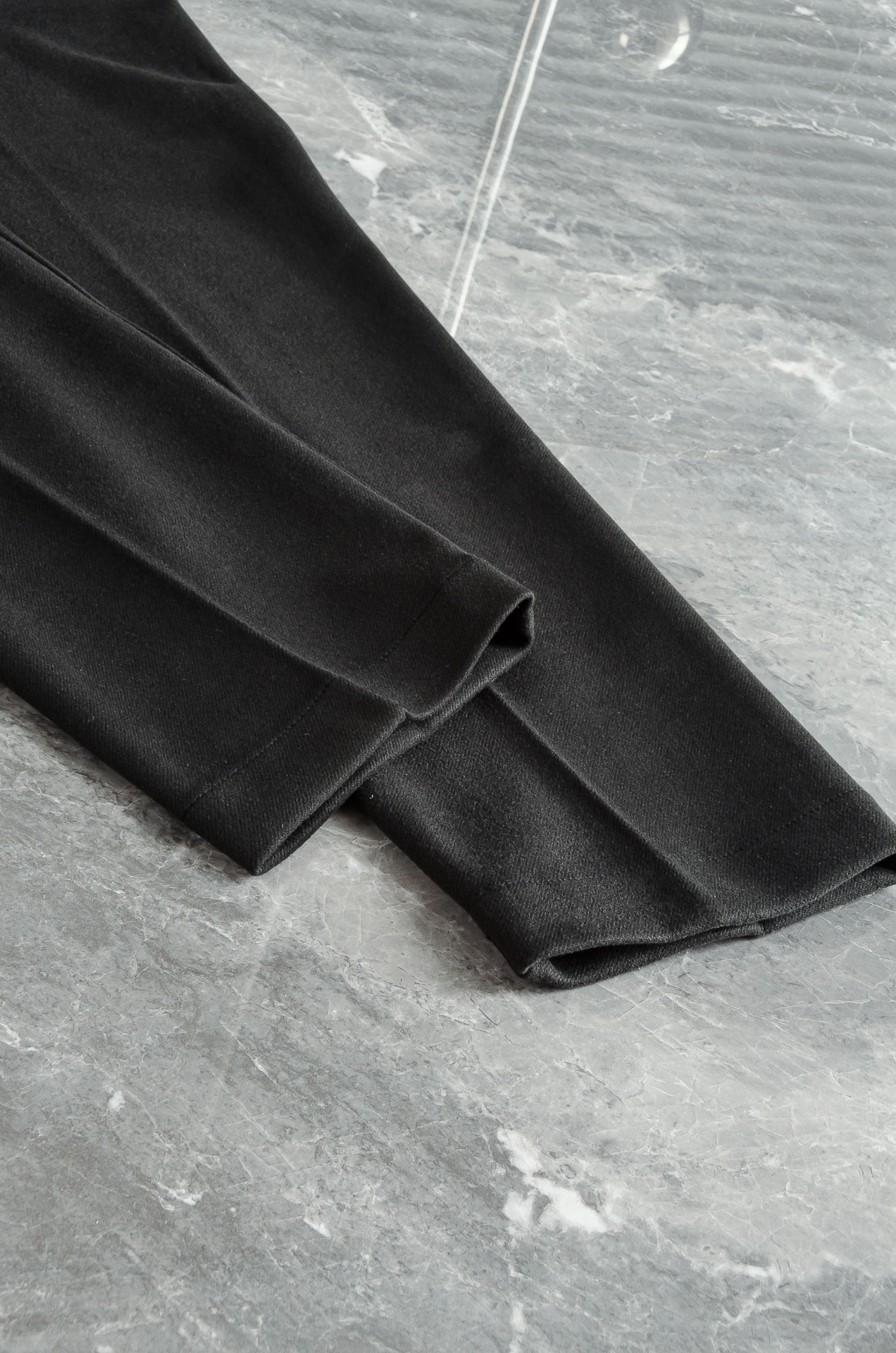 Prada 2025 FW新品 弹力抽绳腰头男士休闲舒适直筒长裤其匠心打造，毋庸置疑的极品重磅，无需过多