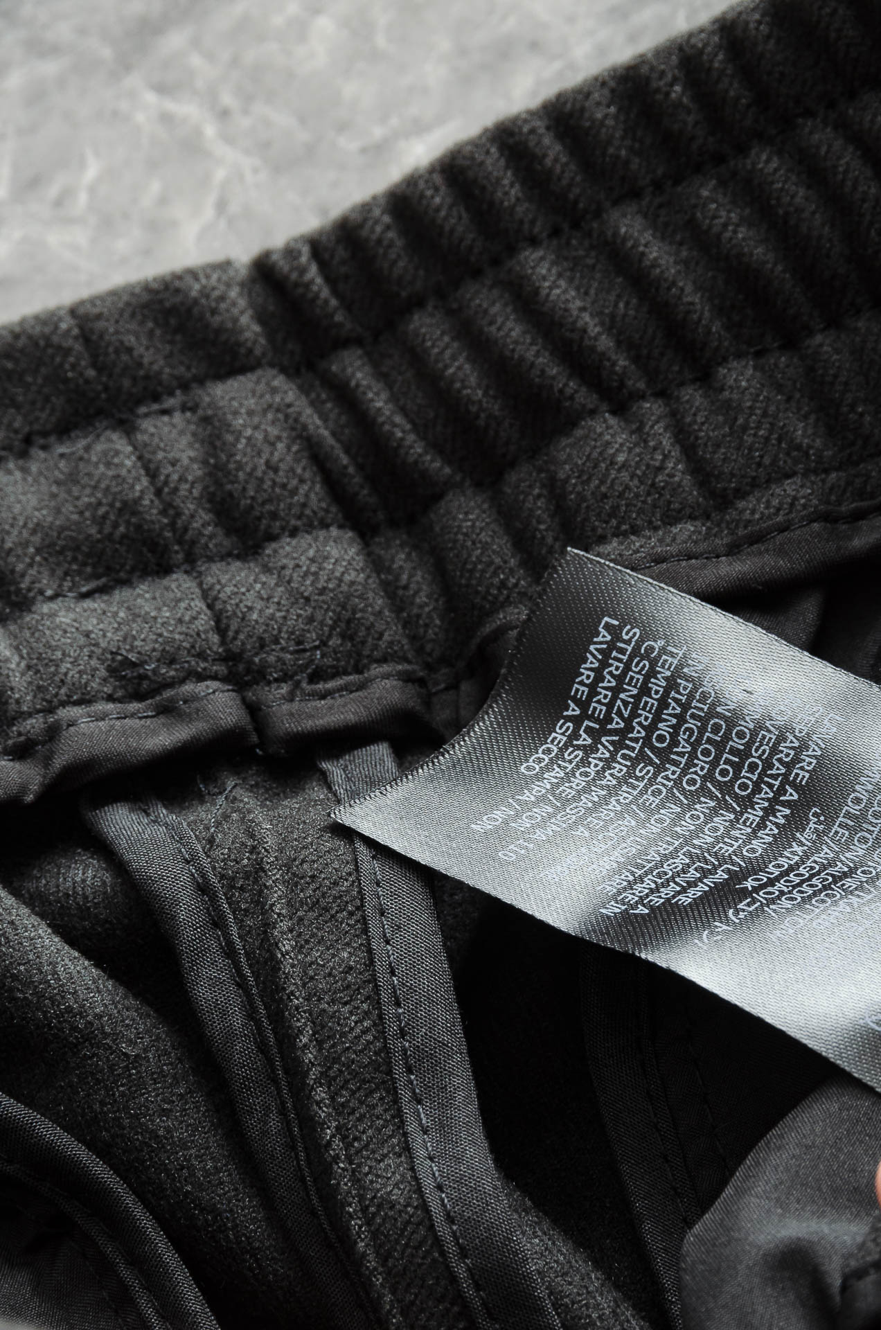 Prada 2025 FW新品 弹力抽绳腰头男士休闲舒适直筒长裤其匠心打造，毋庸置疑的极品重磅，无需过多