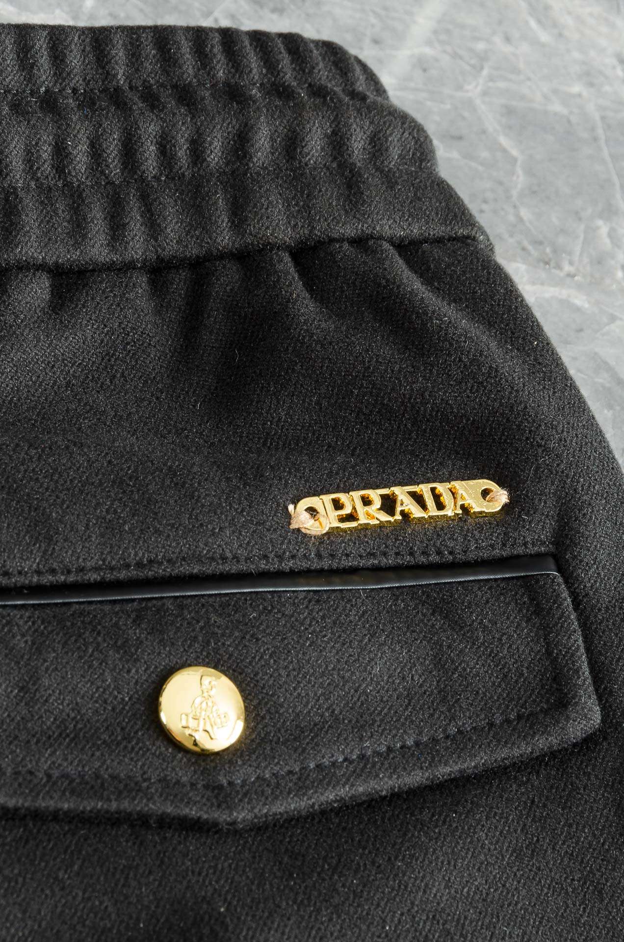 Prada 2025 FW新品 弹力抽绳腰头男士休闲舒适直筒长裤其匠心打造，毋庸置疑的极品重磅，无需过多