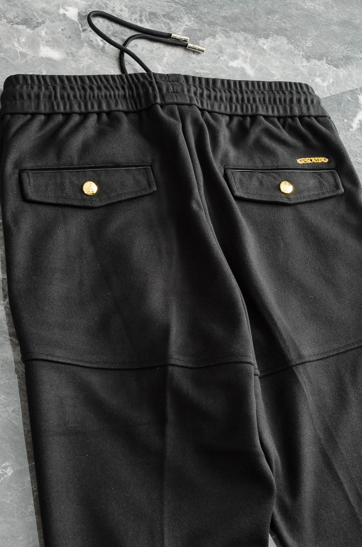 Prada 2025 FW新品 弹力抽绳腰头男士休闲舒适直筒长裤其匠心打造，毋庸置疑的极品重磅，无需过多