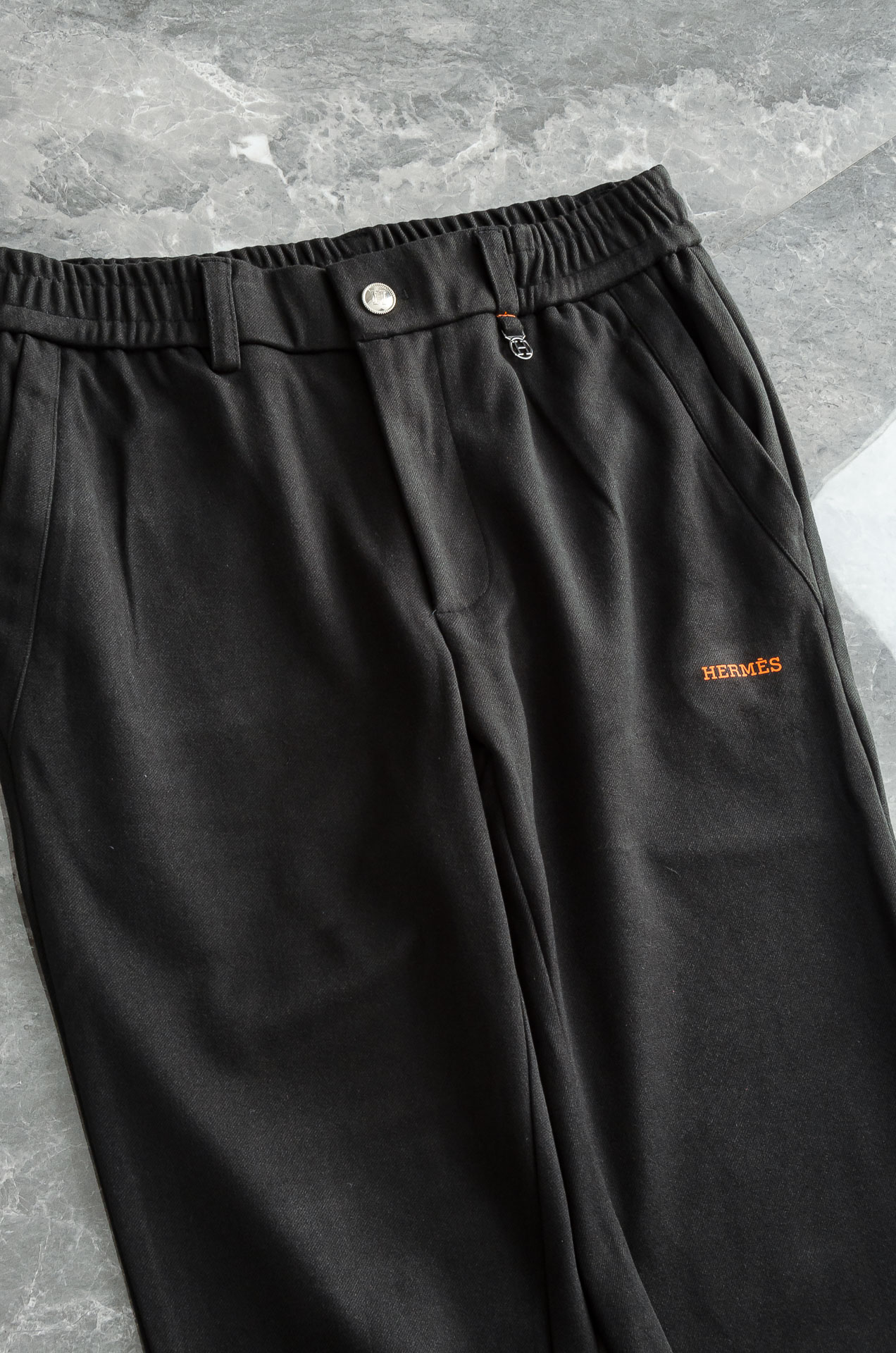 爱马仕2025 FW新品 弹力抽绳腰头男士休闲舒适直筒长裤其匠心打造，毋庸置疑的极品重磅，无需过多的词汇