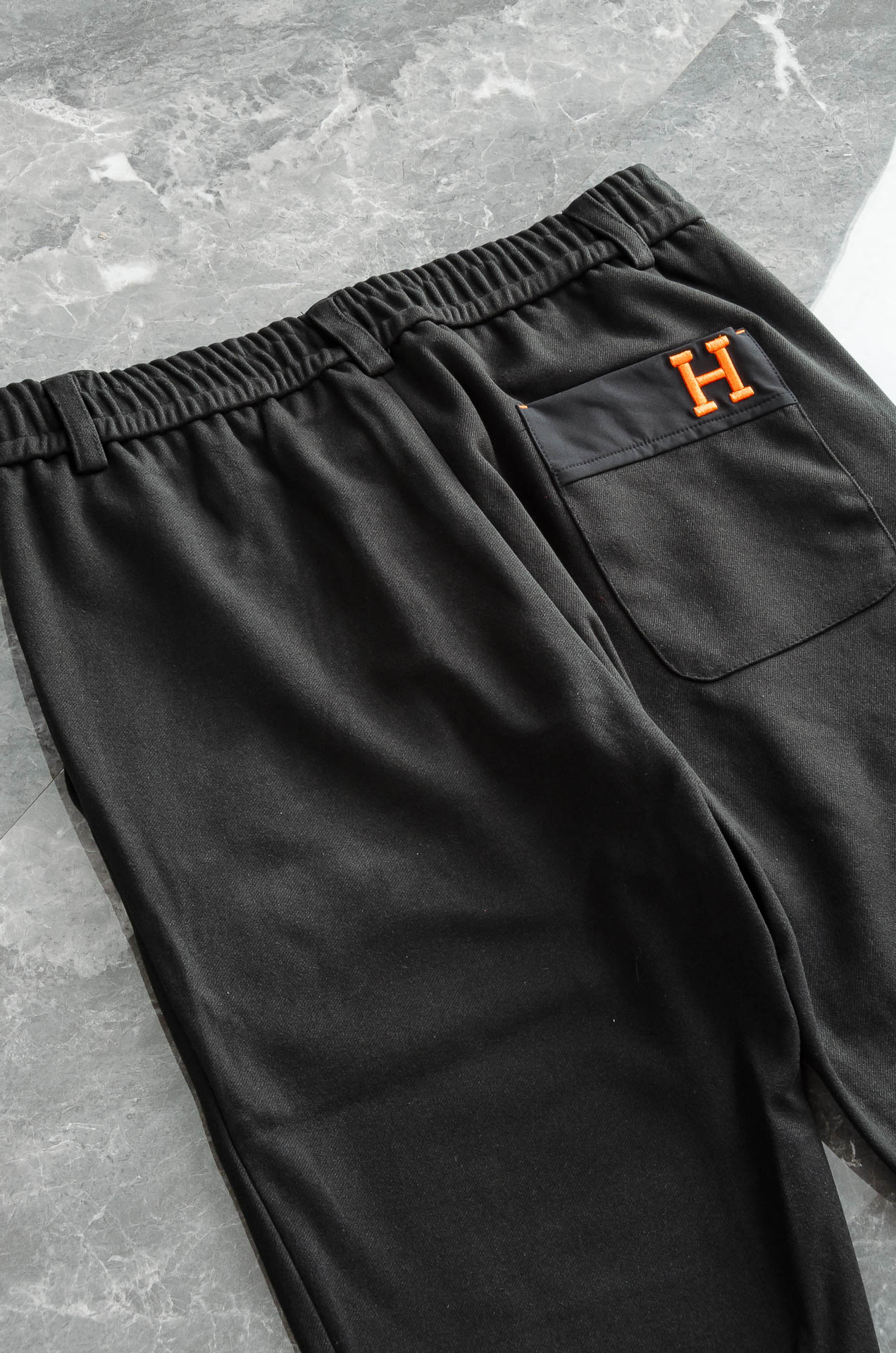 爱马仕2025 FW新品 弹力抽绳腰头男士休闲舒适直筒长裤其匠心打造，毋庸置疑的极品重磅，无需过多的词汇