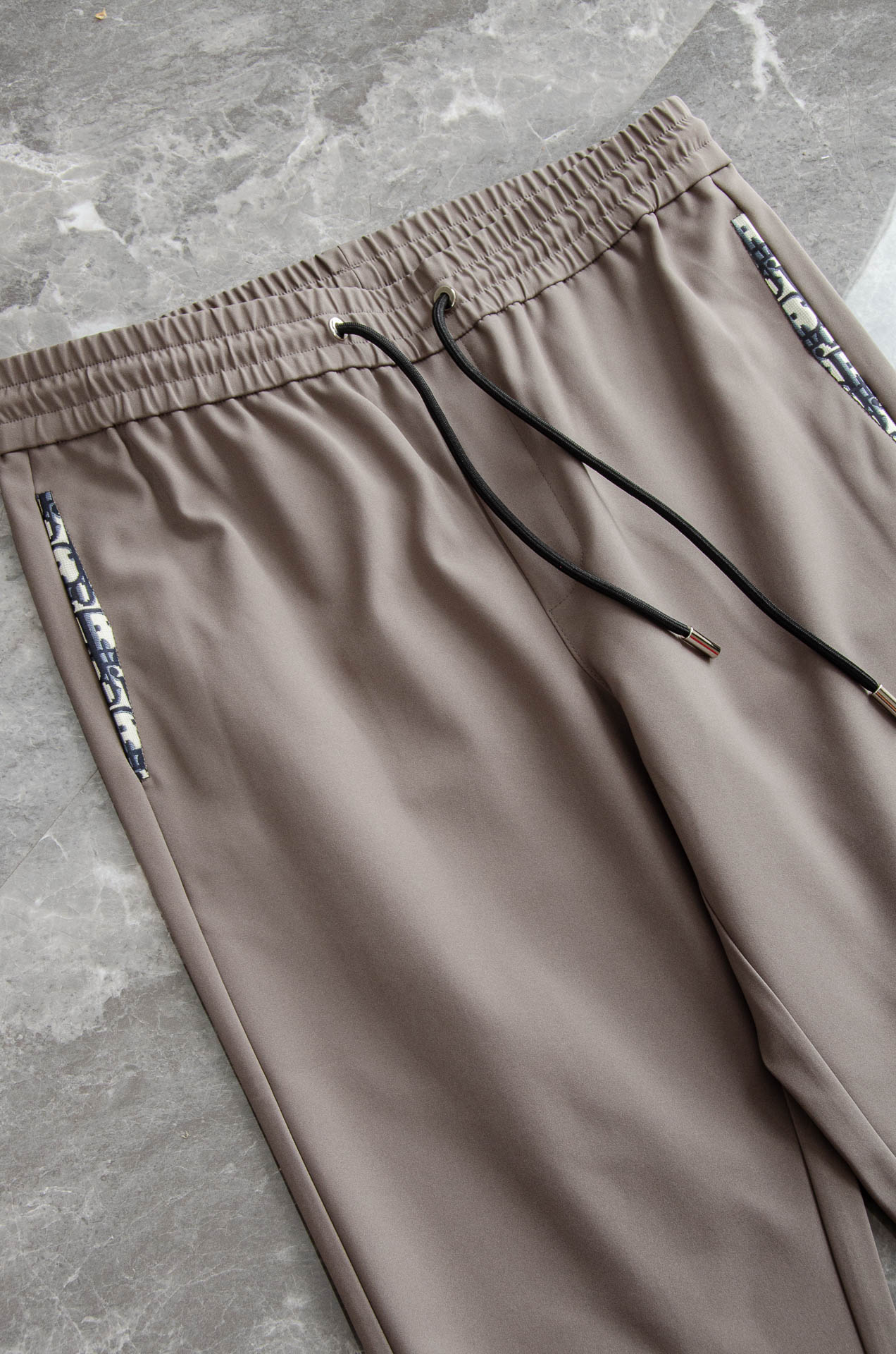 Dior迪奥2025 FW新品 弹力抽绳腰头男士休闲舒适直筒长裤其匠心打造，毋庸置疑的极品重磅，无需过多