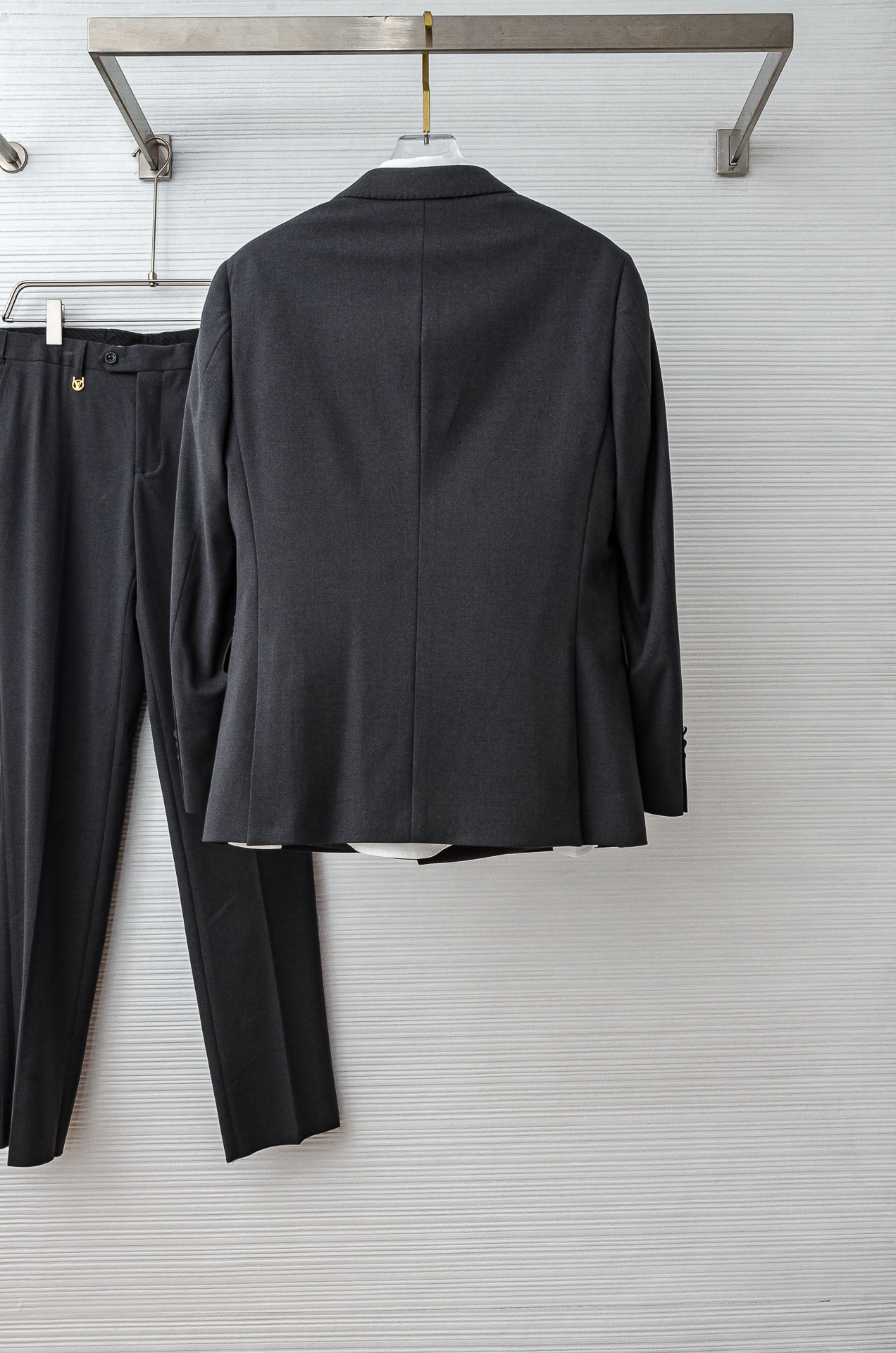 LV 2025FW新品 【整套出售/不拆分搭配码数】得体的西装在许多人的心中绝对占有很重要的地位，不论是