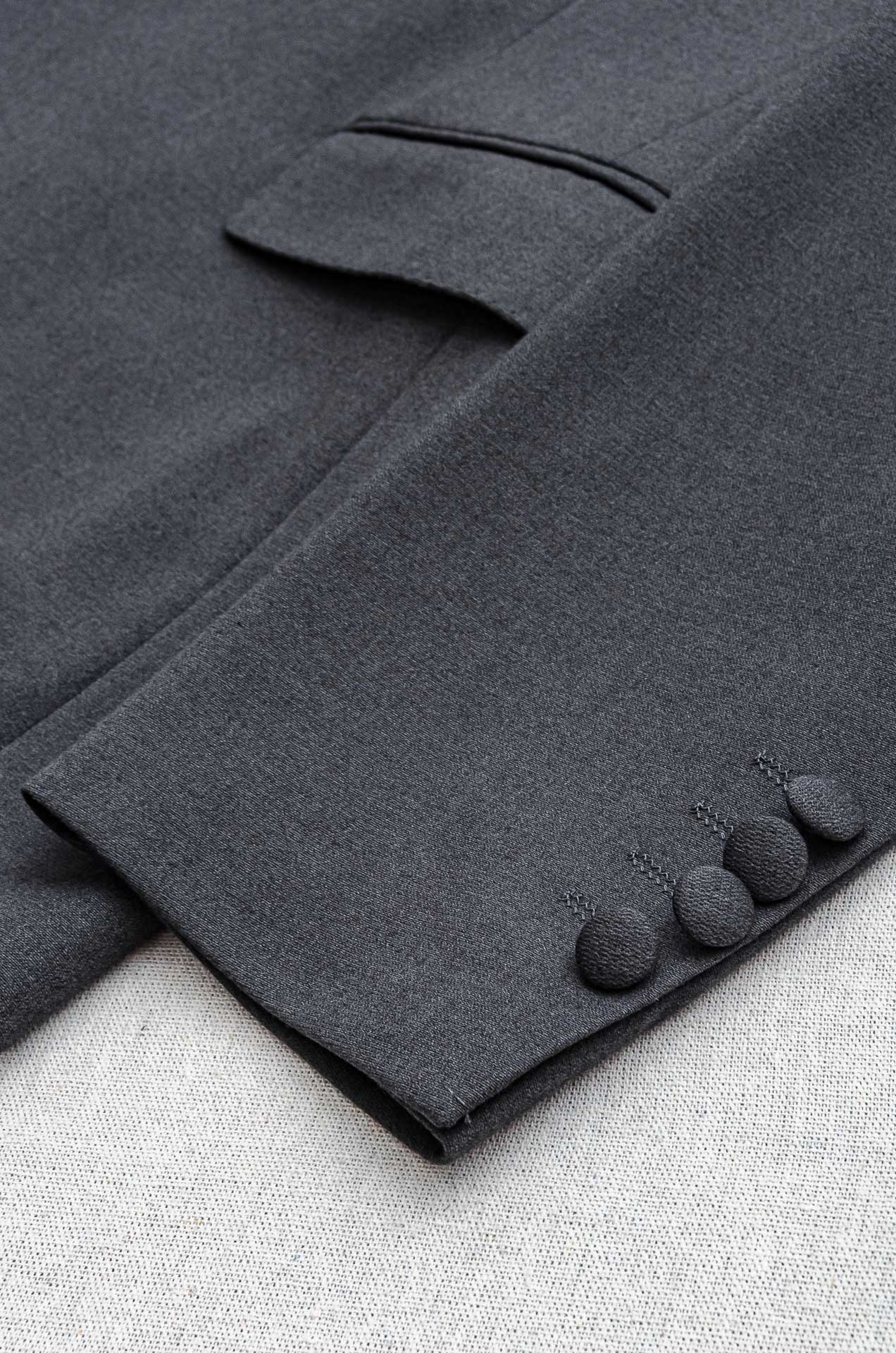 LV 2025FW新品 【整套出售/不拆分搭配码数】得体的西装在许多人的心中绝对占有很重要的地位，不论是