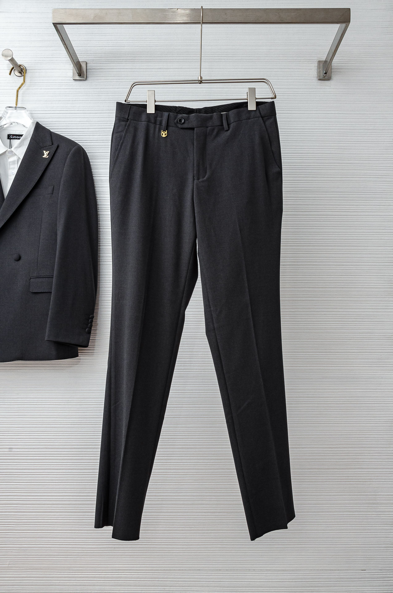 LV 2025FW新品 【整套出售/不拆分搭配码数】得体的西装在许多人的心中绝对占有很重要的地位，不论是