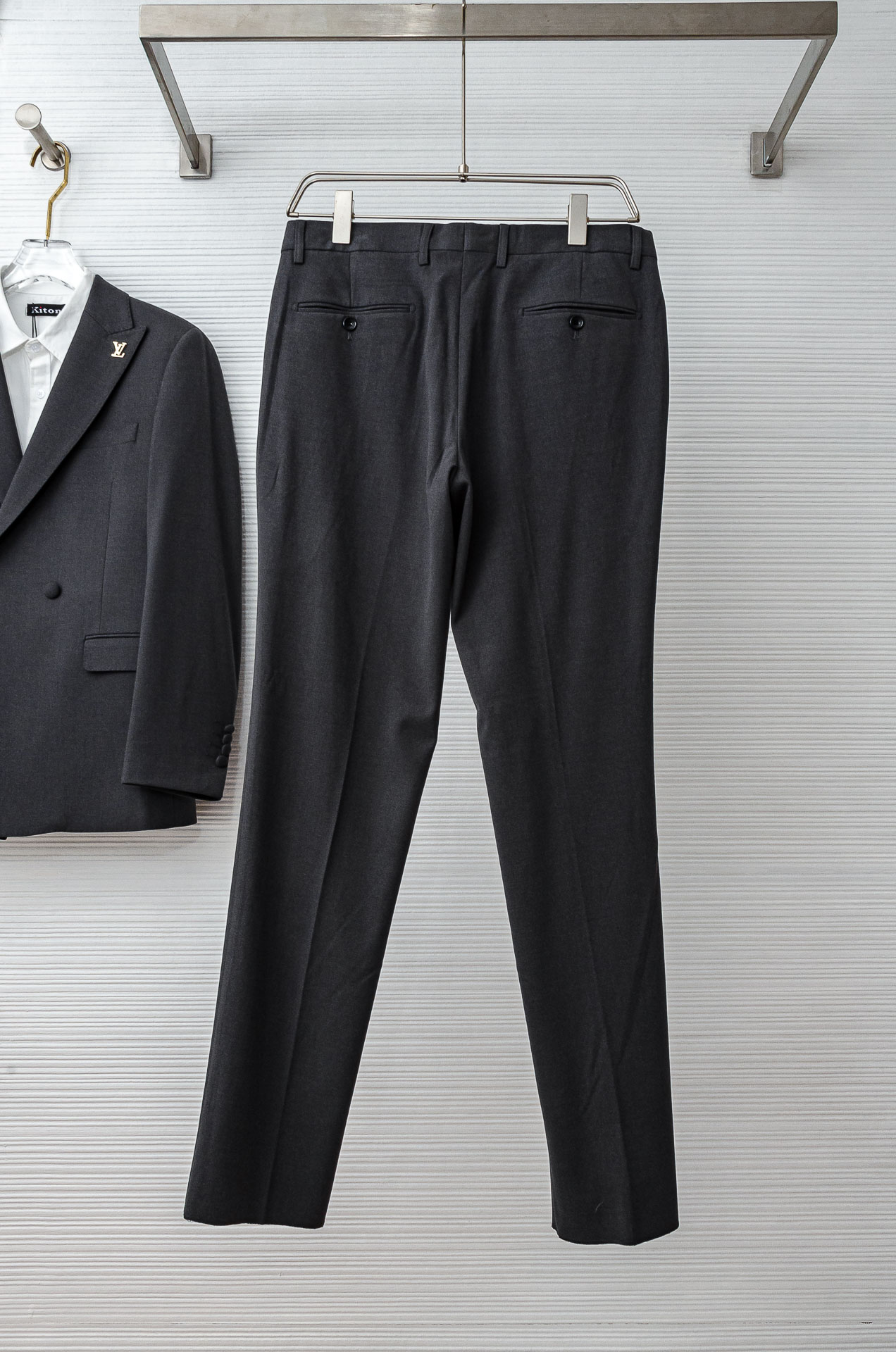LV 2025FW新品 【整套出售/不拆分搭配码数】得体的西装在许多人的心中绝对占有很重要的地位，不论是